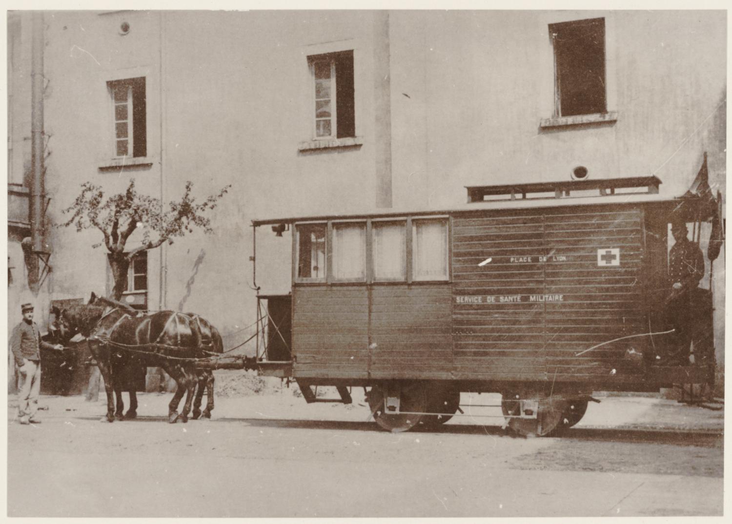 [Le tramway à chevaux : ambulance militaire]