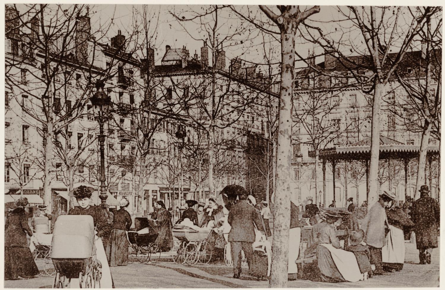 [Place Morand : les nounous, leurs landeaux et le kiosque à musique, un après-midi d'hiver]