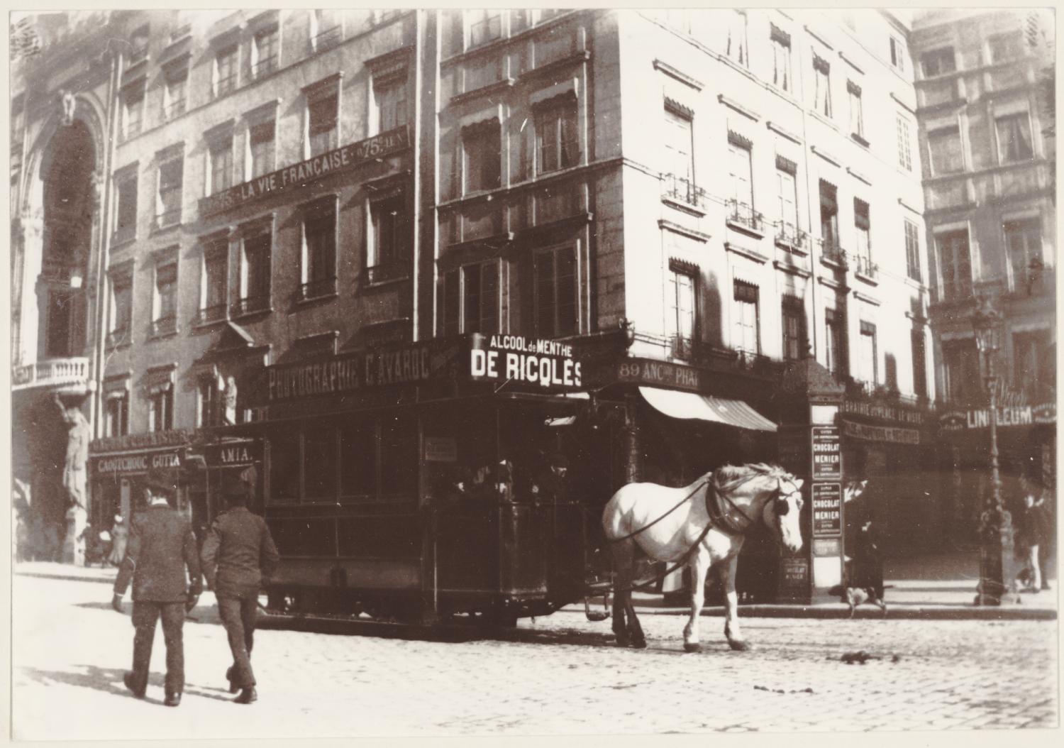 [Ligne de la Gare de Genève à l'archevéché : le dernier car Ripert (?) à cheval, place Le Viste, en 1899]