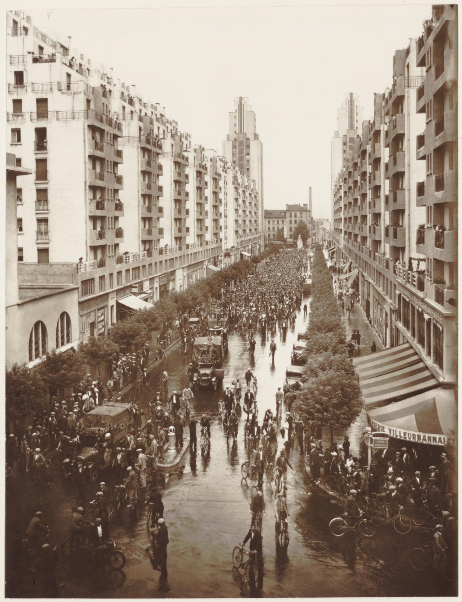 [Une manifestation à velo des ouvriers du bâtiment en juillet 1936 devant l'hôtel de ville de Villeurbanne]