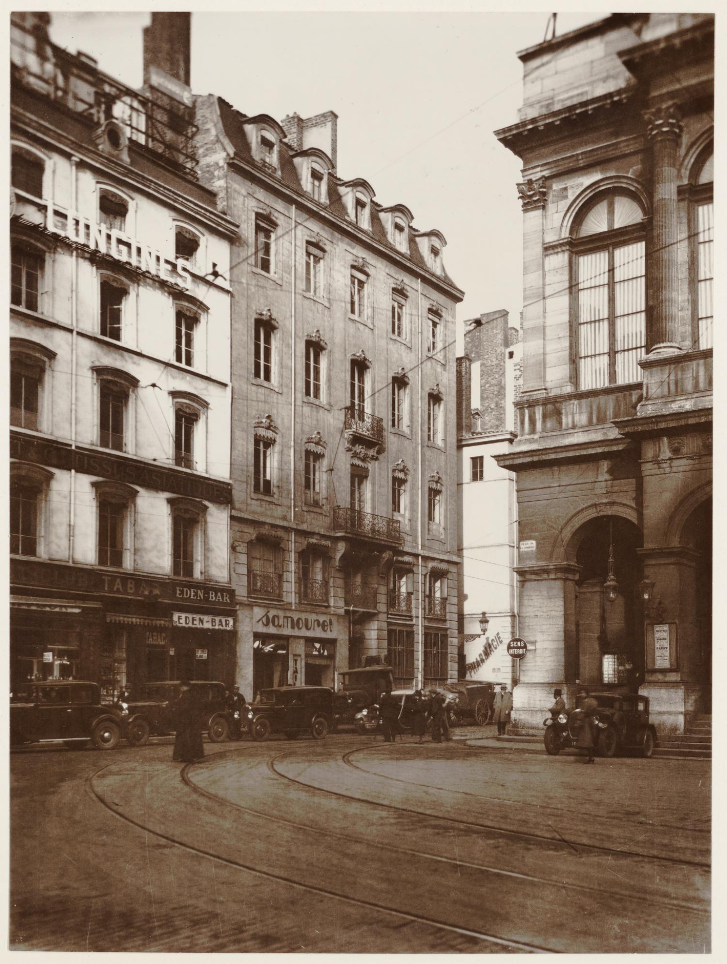 [Place de la Comédie, à l'angle de la rue du Puits Gaillot]