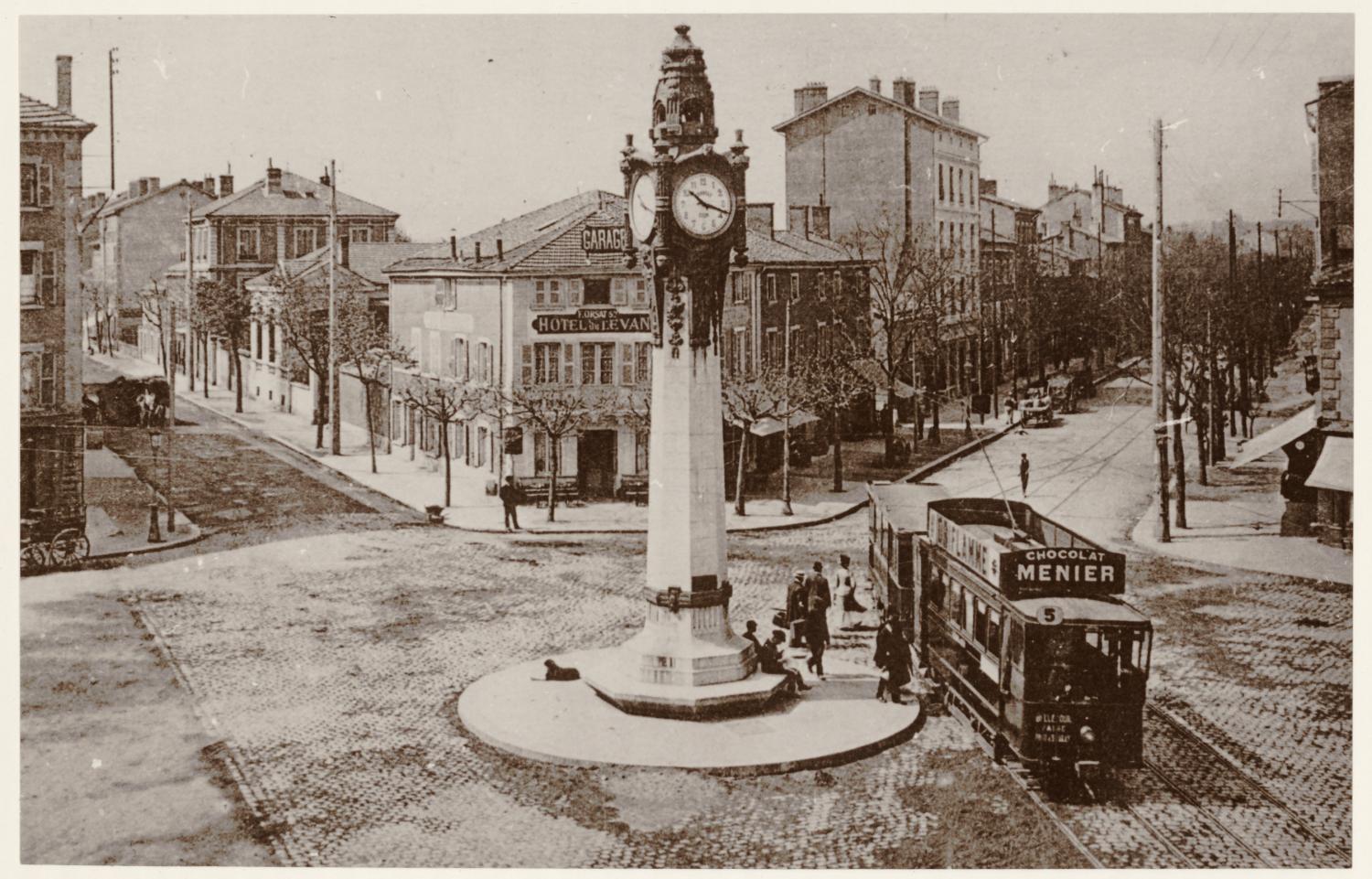 [Tassin-la-Demi-Lune : horloge et tramway, place Pierre-Vauboin, au début du XXe siècle]