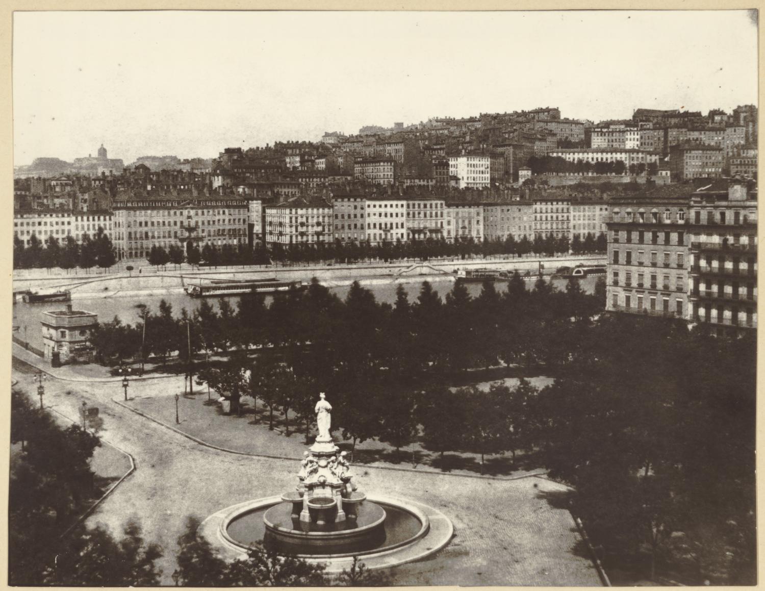 [Place Morand : fontaine monumentale]