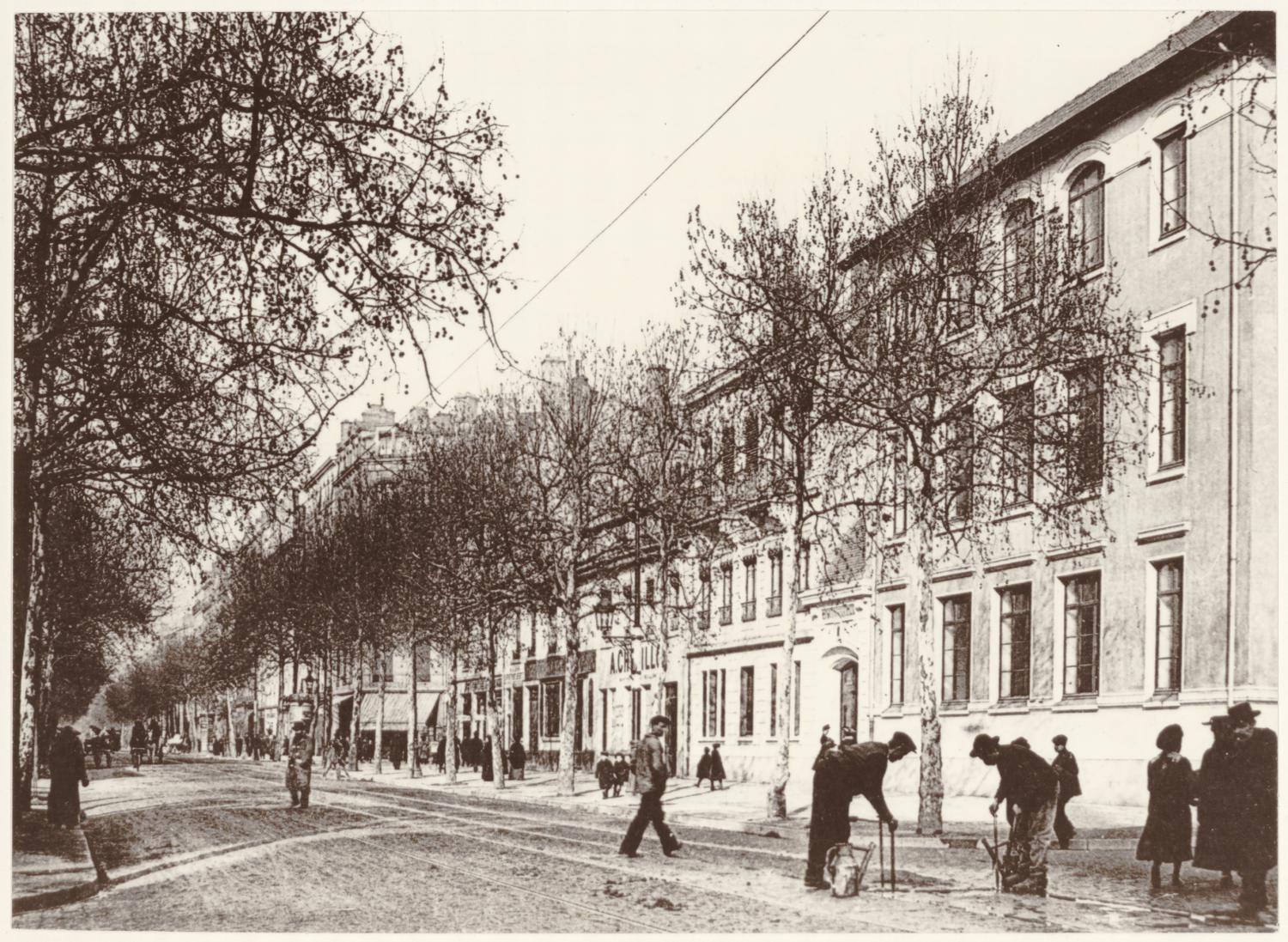 [L'Avenue de Saxe et les paveurs]