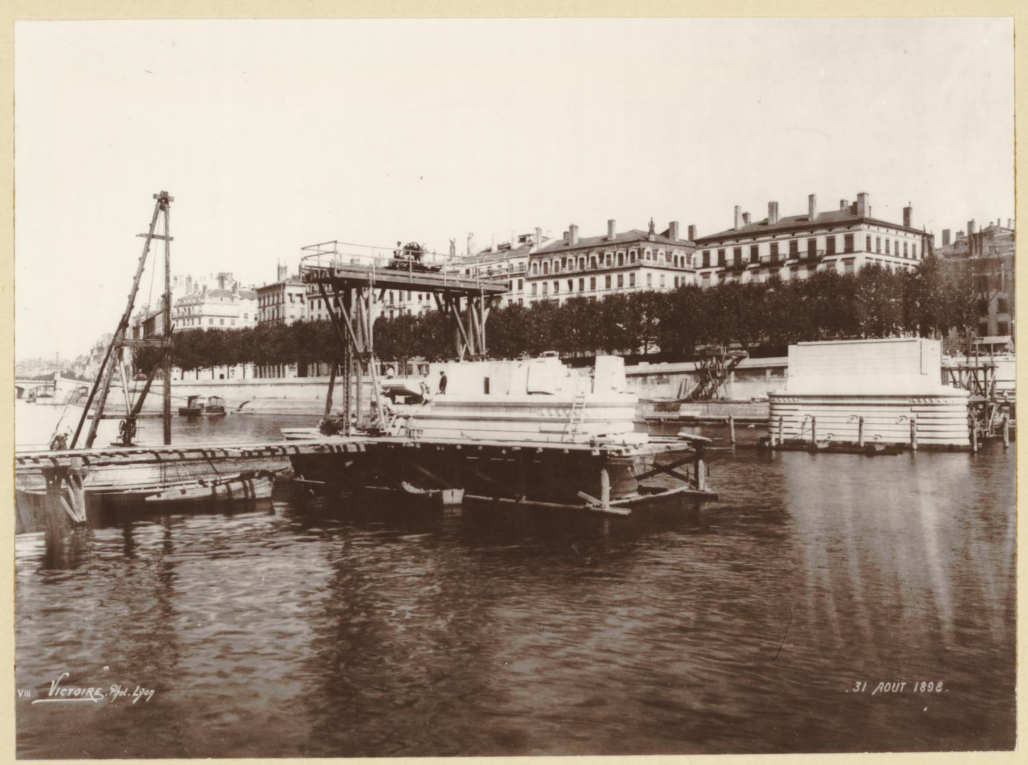 [La Construction du pont d'Ainay, sur la Saône, à la fin du XIXe siècle]