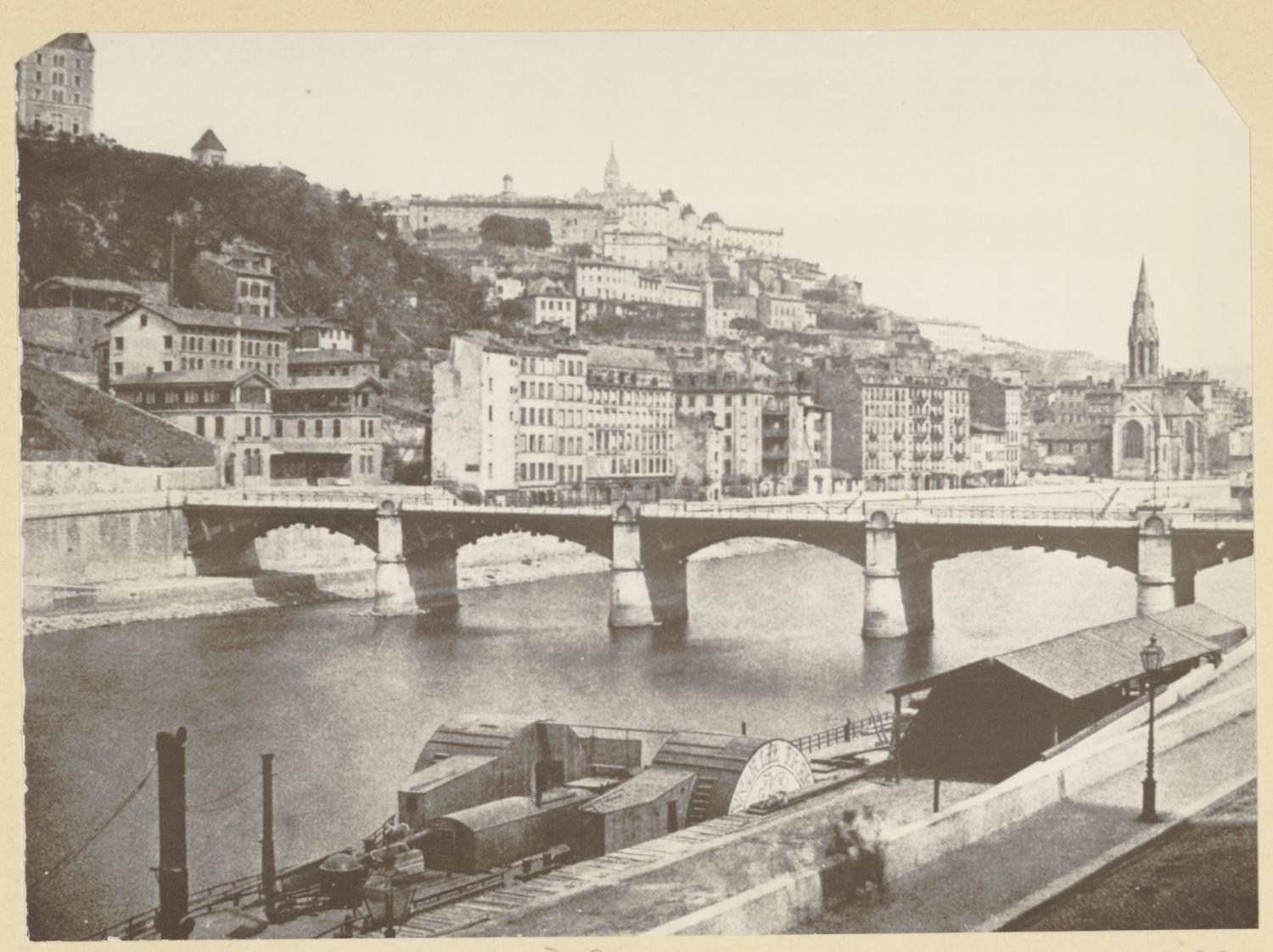 [Le Pont d'Ainay, sur la Saône, entre 1860 et 1870.]