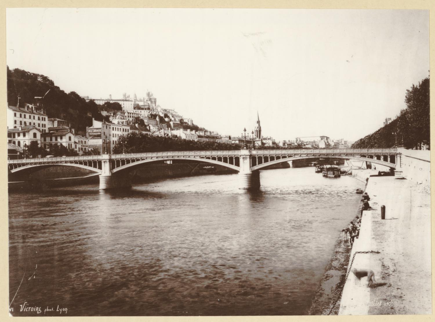 [Le Pont d'Ainay terminé, sur la Saône, en 1900]