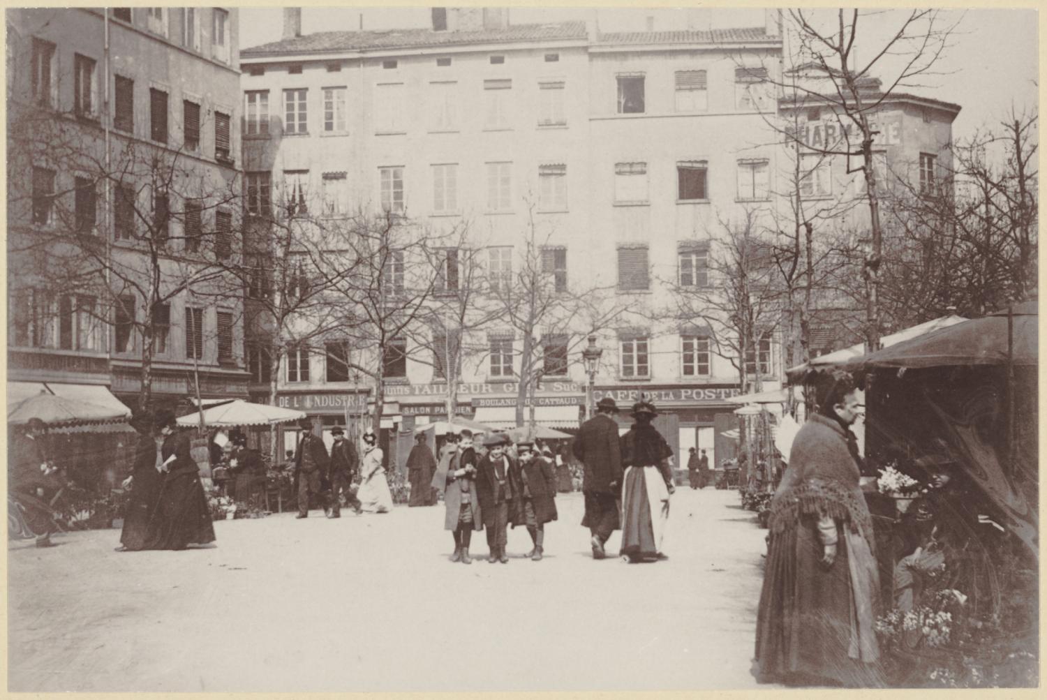 [La Place de la Croix-Rousse, vers 1900]