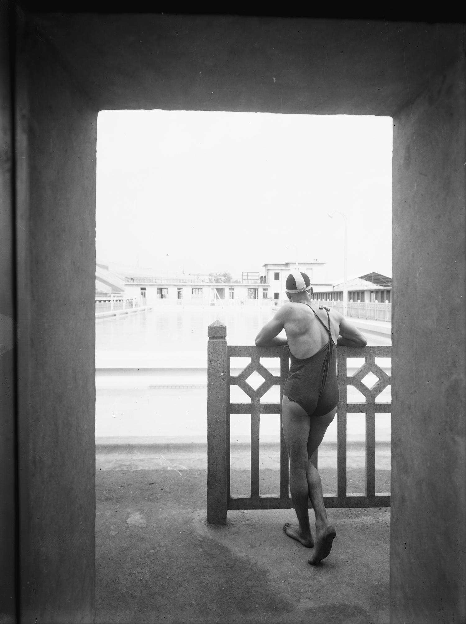 [La Piscine d'été de Cusset à Villeurbanne : un nageur]