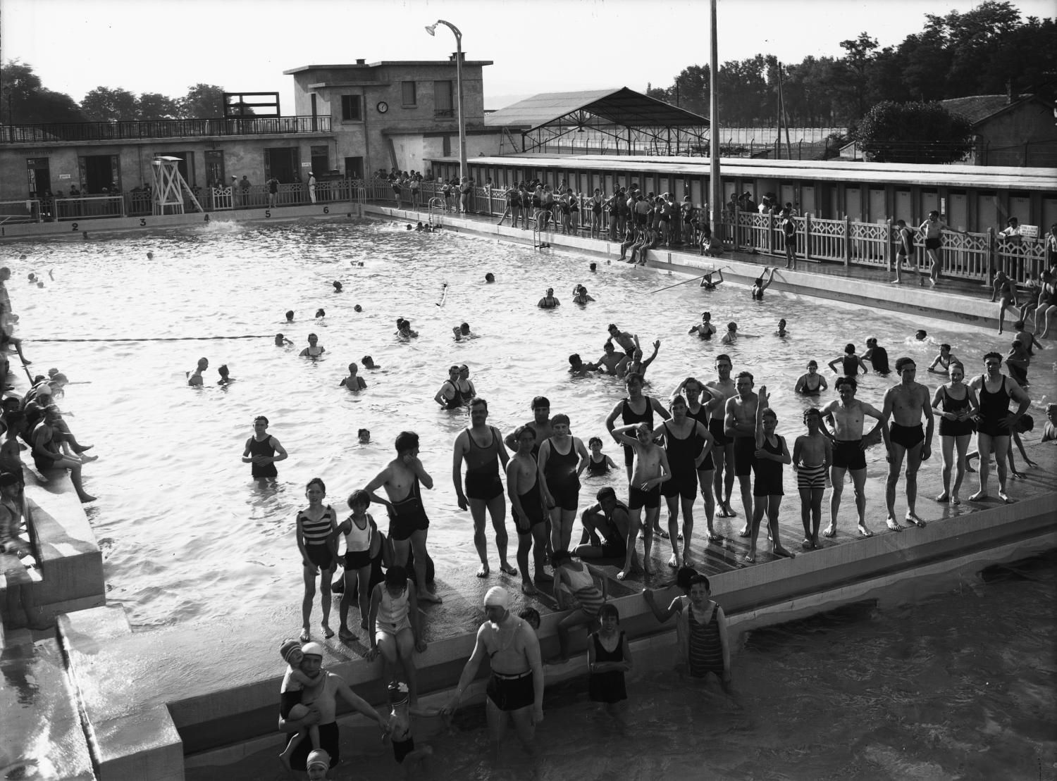 [La Piscine d'été de Cusset à Villeurbanne : un groupe de baigneurs]