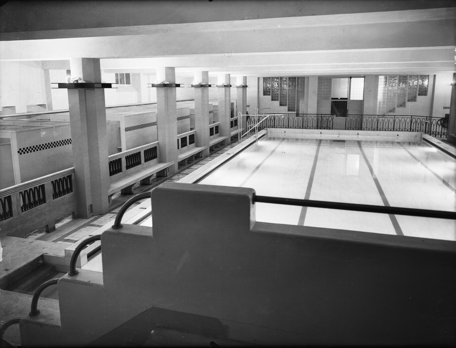 [Le Palais du travail à Villeurbanne : le couloir des cabines bordant la piscine d'hiver]