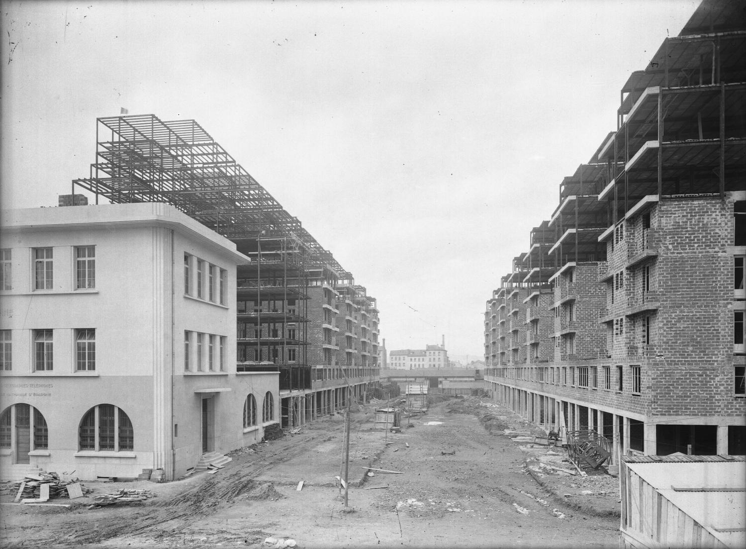 [Construction des Gratte-Ciel à Villeurbanne : hôtel des postes et future avenue Henri-Barbusse]