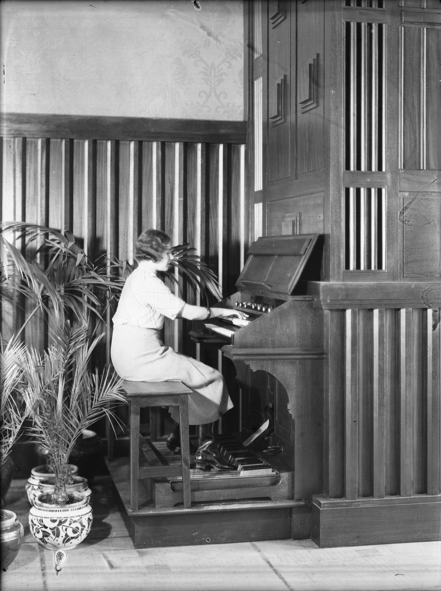 [L'Hôtel de ville de Villeurbanne : Mlle Dupeuble, première organiste municipale de France, dans la salle des mariages]