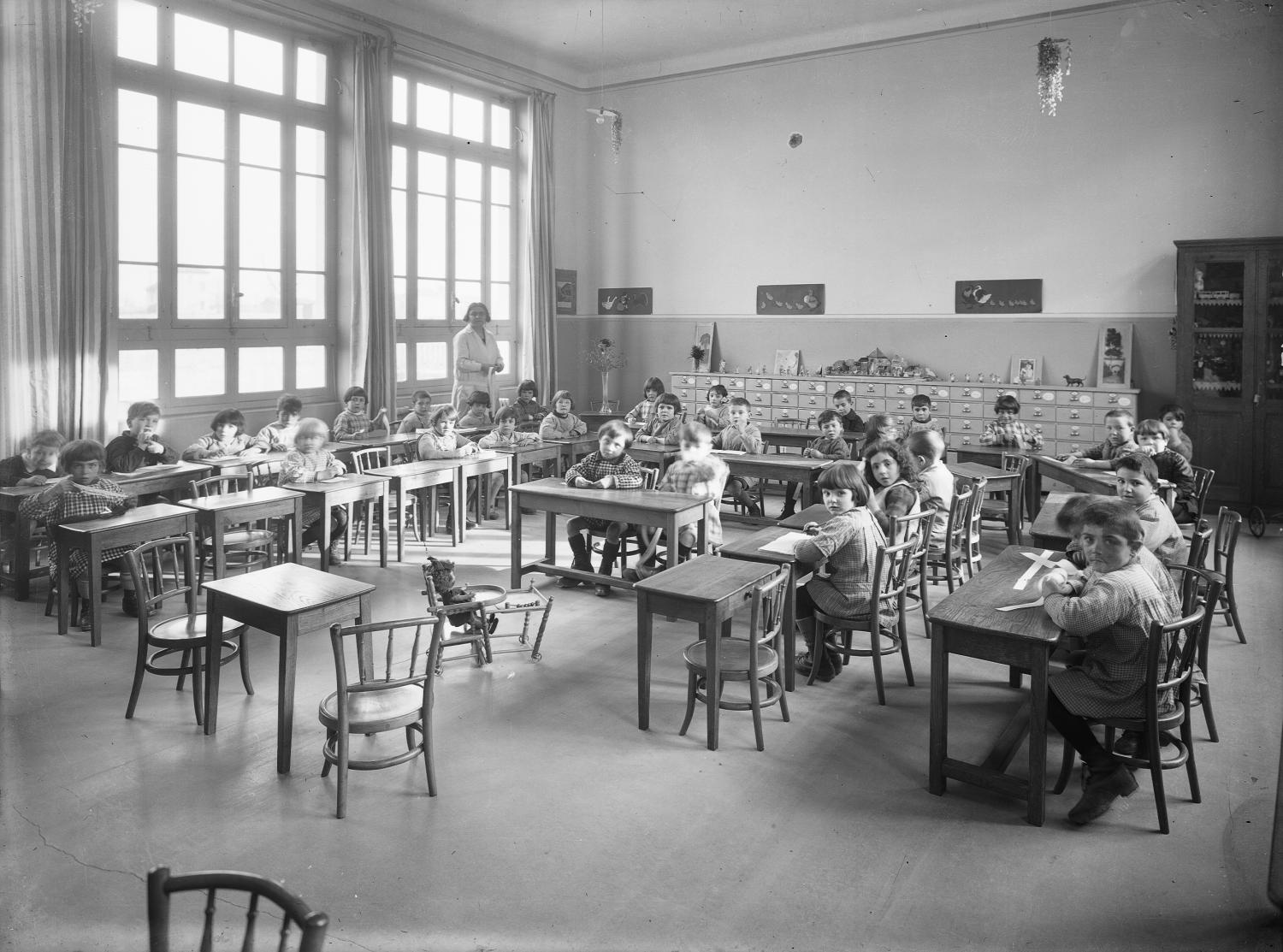 [Ecole maternelle de Cusset : enfants dans une classe]