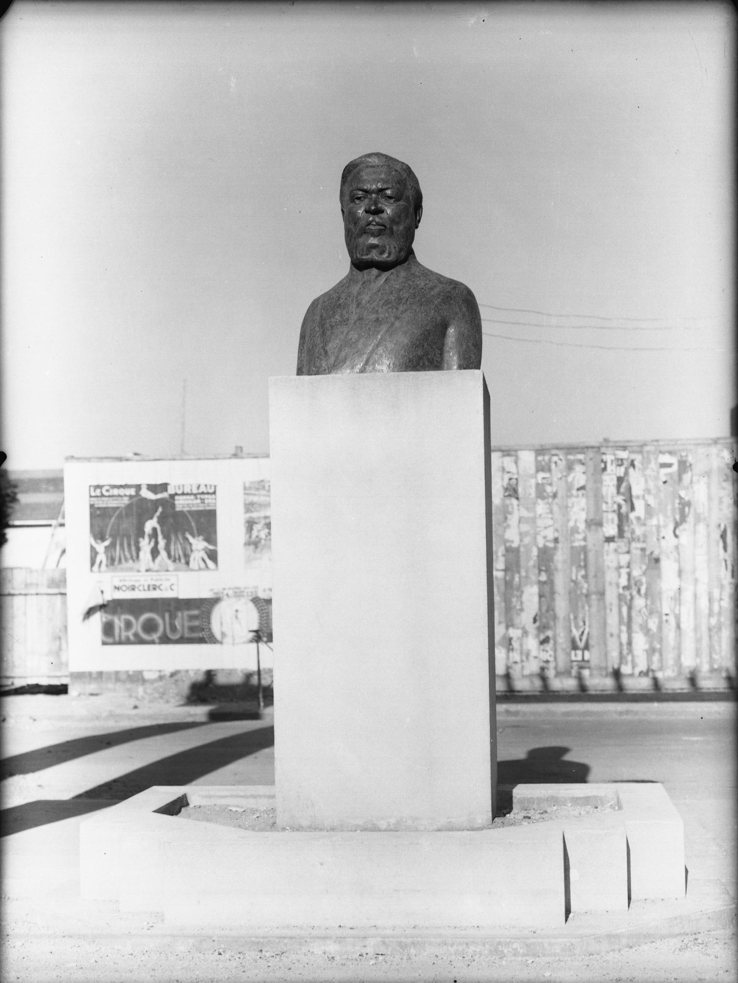 [Buste d'Albert Thomas, sur la place qui porte son nom à Villeurbanne]