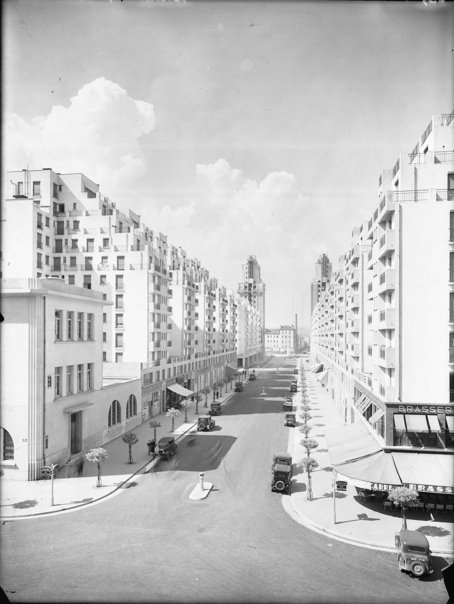 [L'Avenue Henri-Barbusse vue depuis l'hôtel de ville de Villeurbanne]