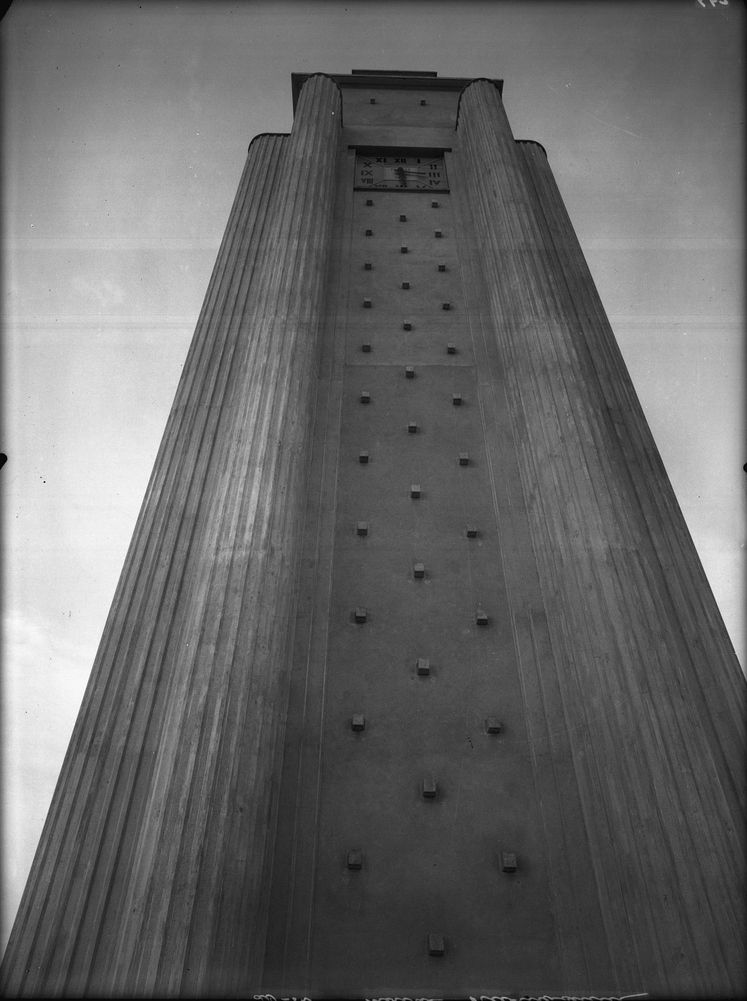 [L'Hôtel de ville de Villeurbanne : l'horloge du beffroi]