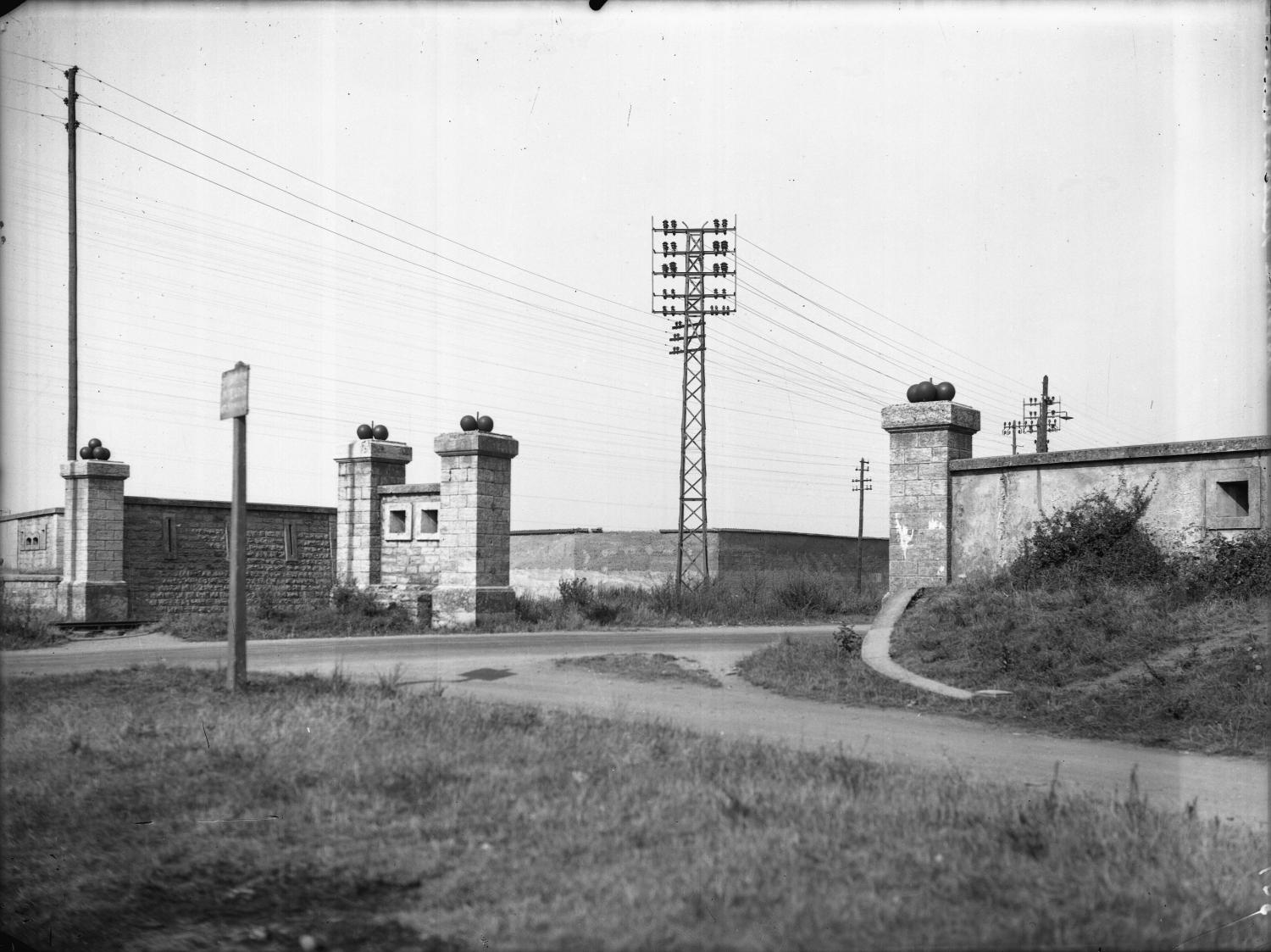 [Les Fortifications déclassées de la rive gauche du Rhône. La porte du chemin vicinal ordinaire n°10 de la commune de Villeurbanne, dit chemin de Bron]