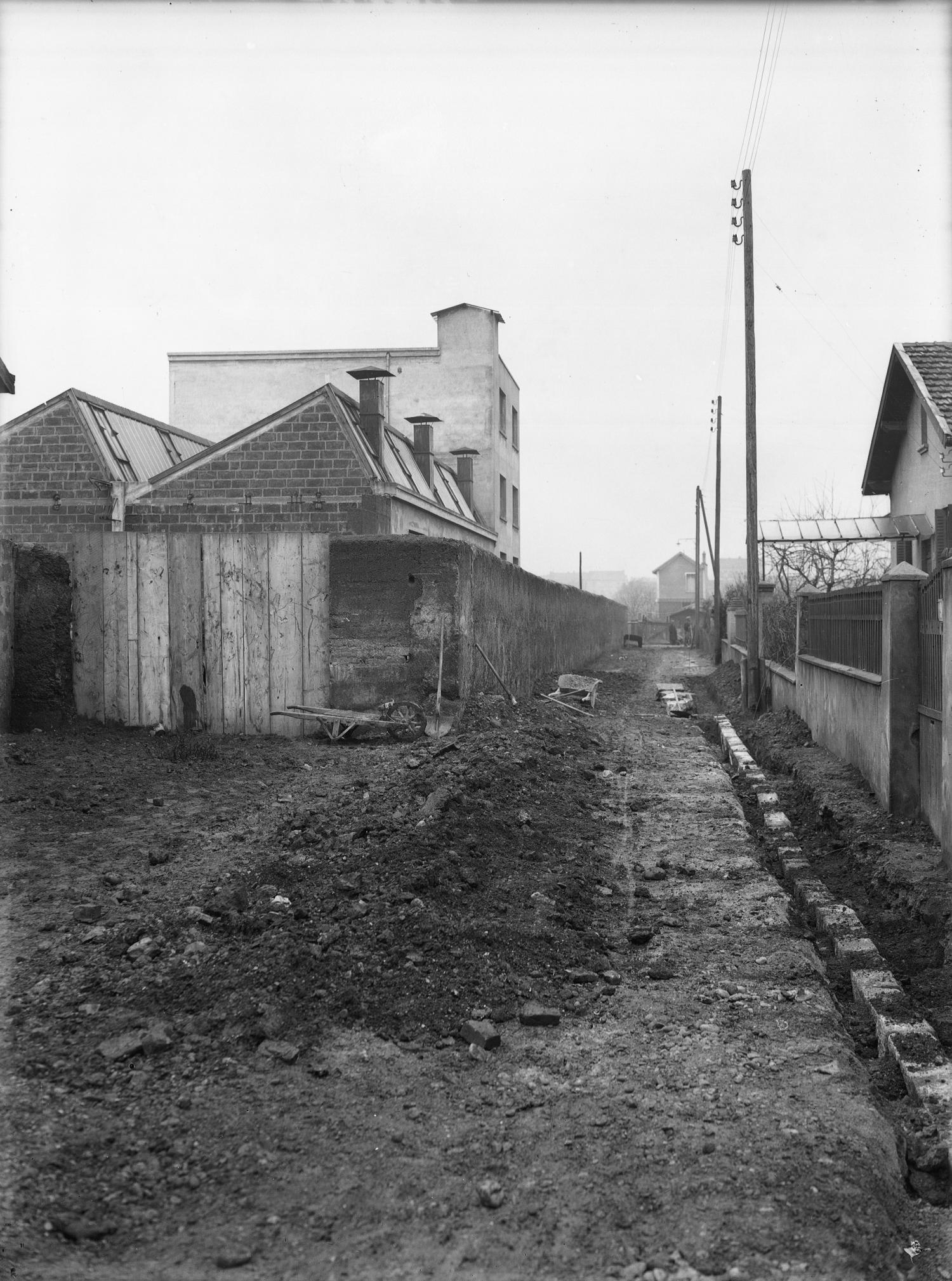 [Rue François-Raspail à Villeurbanne, avant les travaux de voirie et d'assainissement de 1933]
