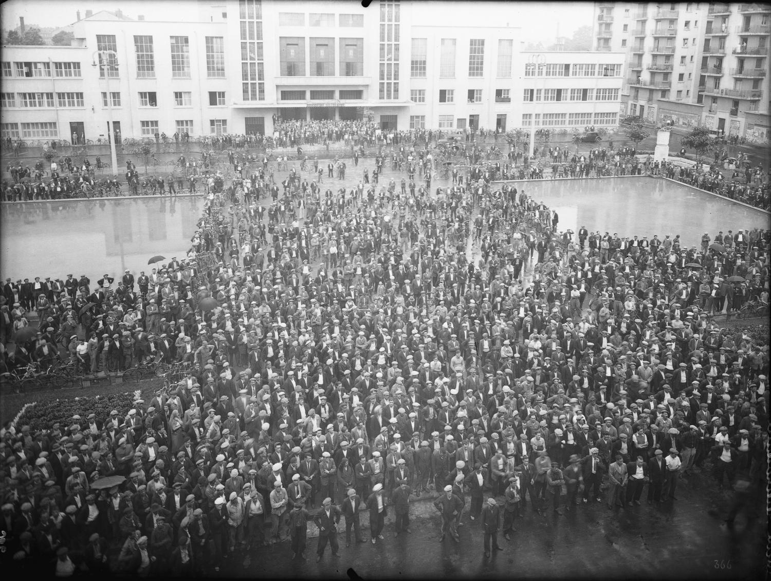 [Une manifestation des ouvriers du bâtiment en juillet 1936, place Albert-Thomas, devant le Palais du travail à Villeurbanne]