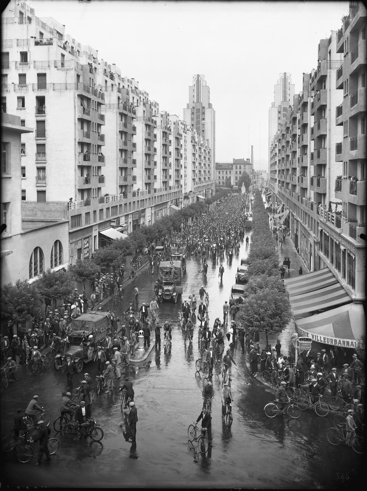 [Une manifestation à vélo des ouvriers du bâtiment en juillet 1936 devant l'hôtel de ville de Villeurbanne]