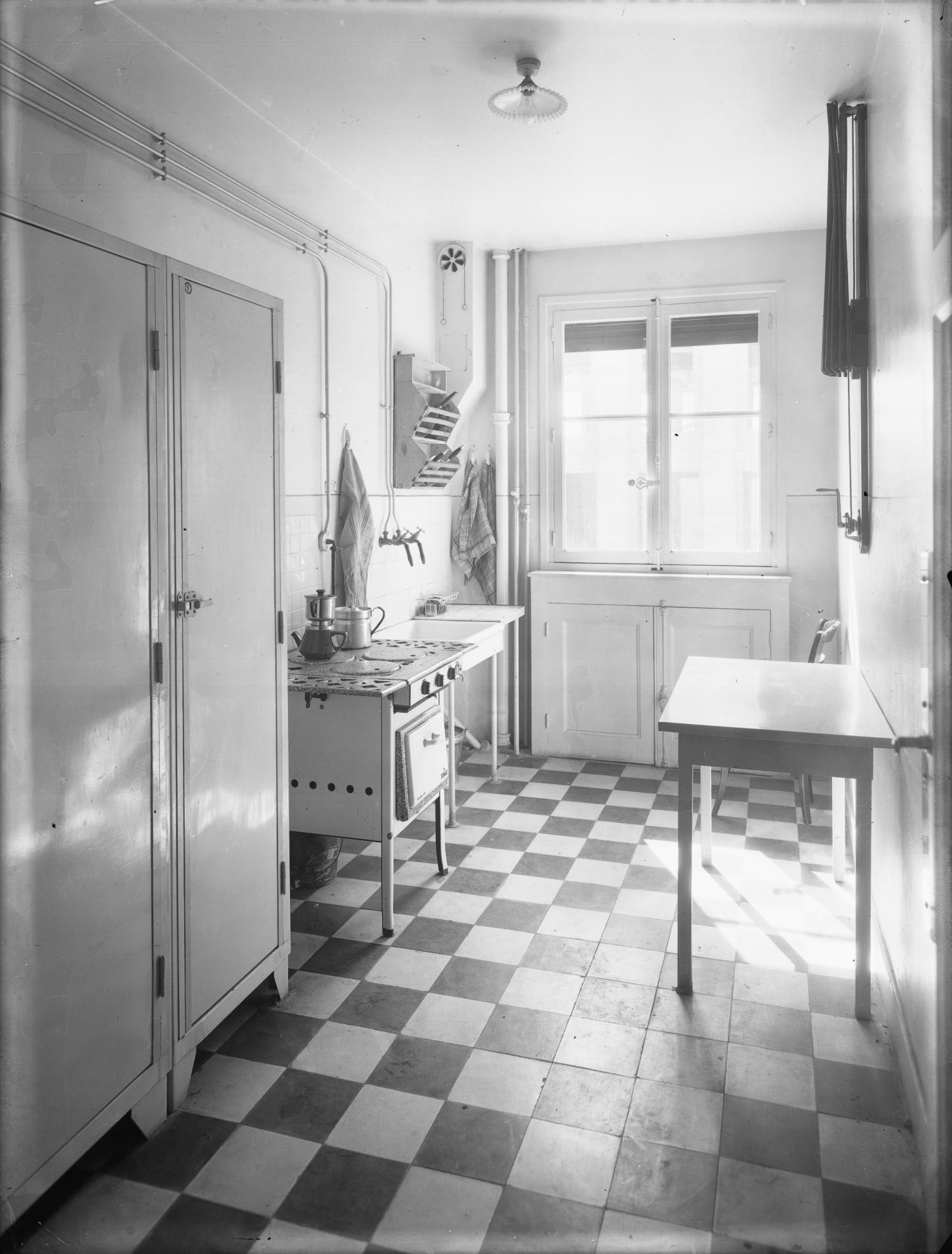 [Intérieur d'un appartement des Gratte-Ciel à Villeurbanne : la cuisine avec sa cuisinière au gaz]