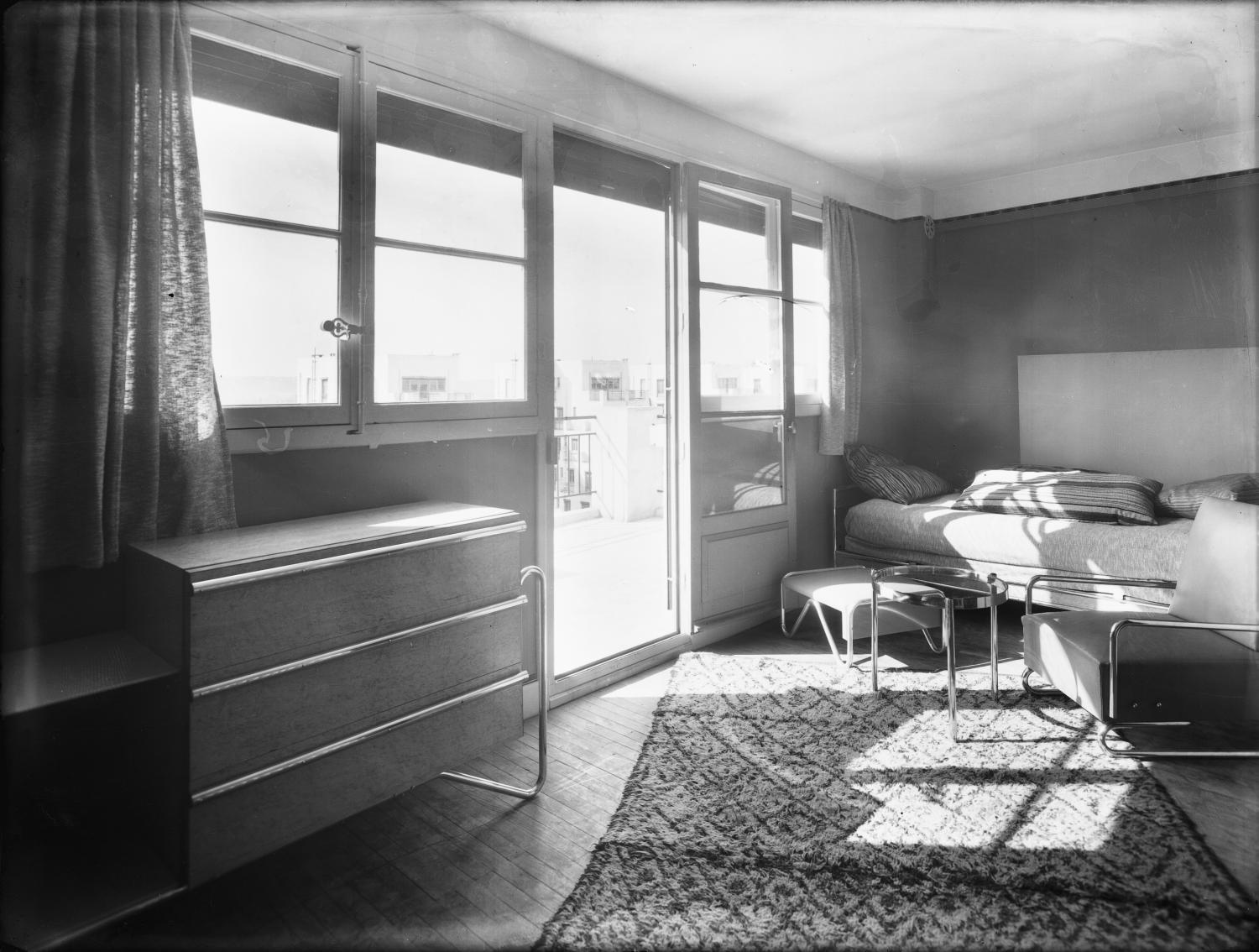 [Intérieur d'un appartement des Gratte-Ciel à Villeurbanne : la chambre à coucher et la terrasse]