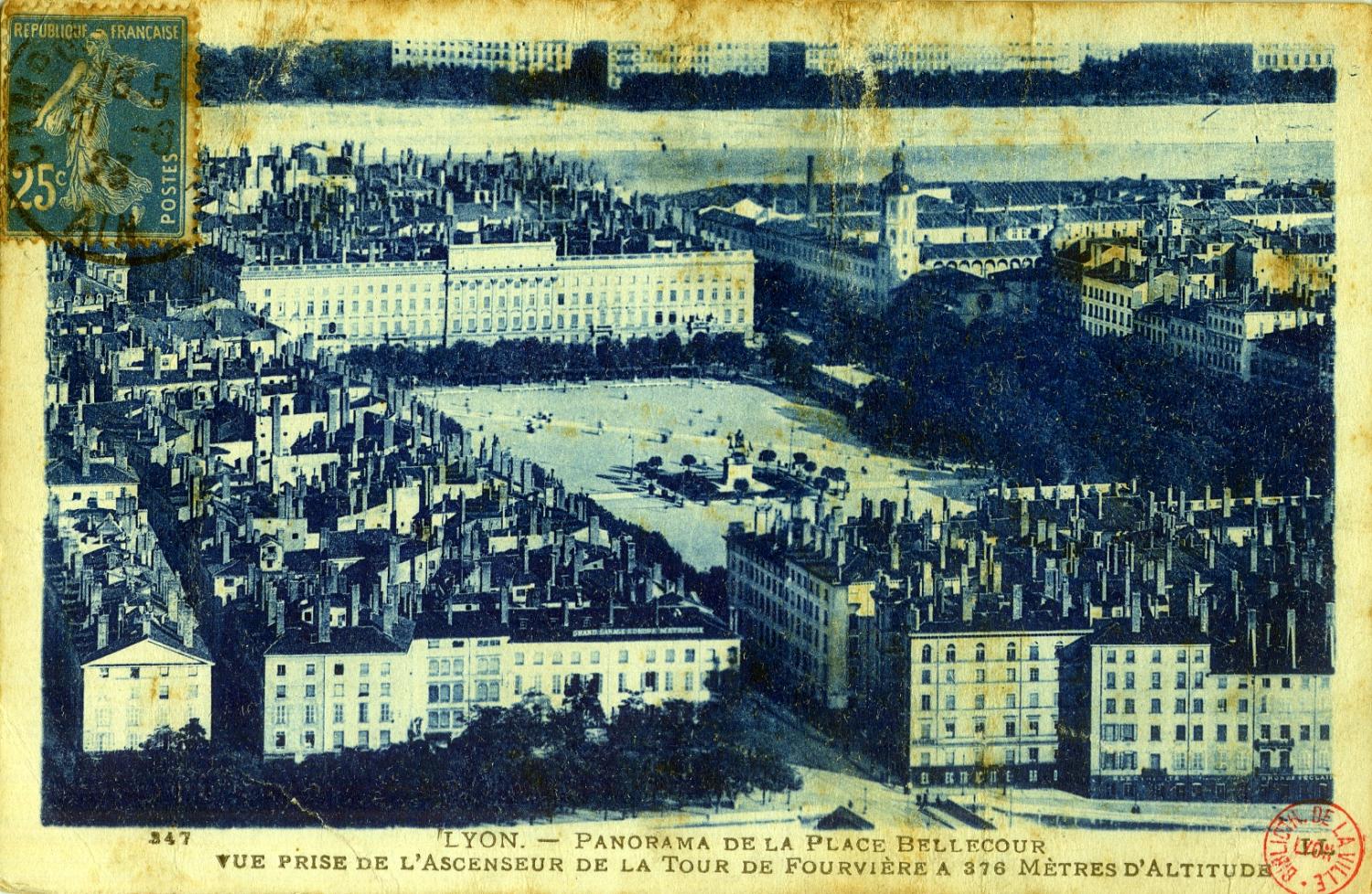 Lyon : Panorama de la Place Bellecour ; Vue prise de l' Ascenseur de la Tour de Fourvière à 376 mètres d'altitude.