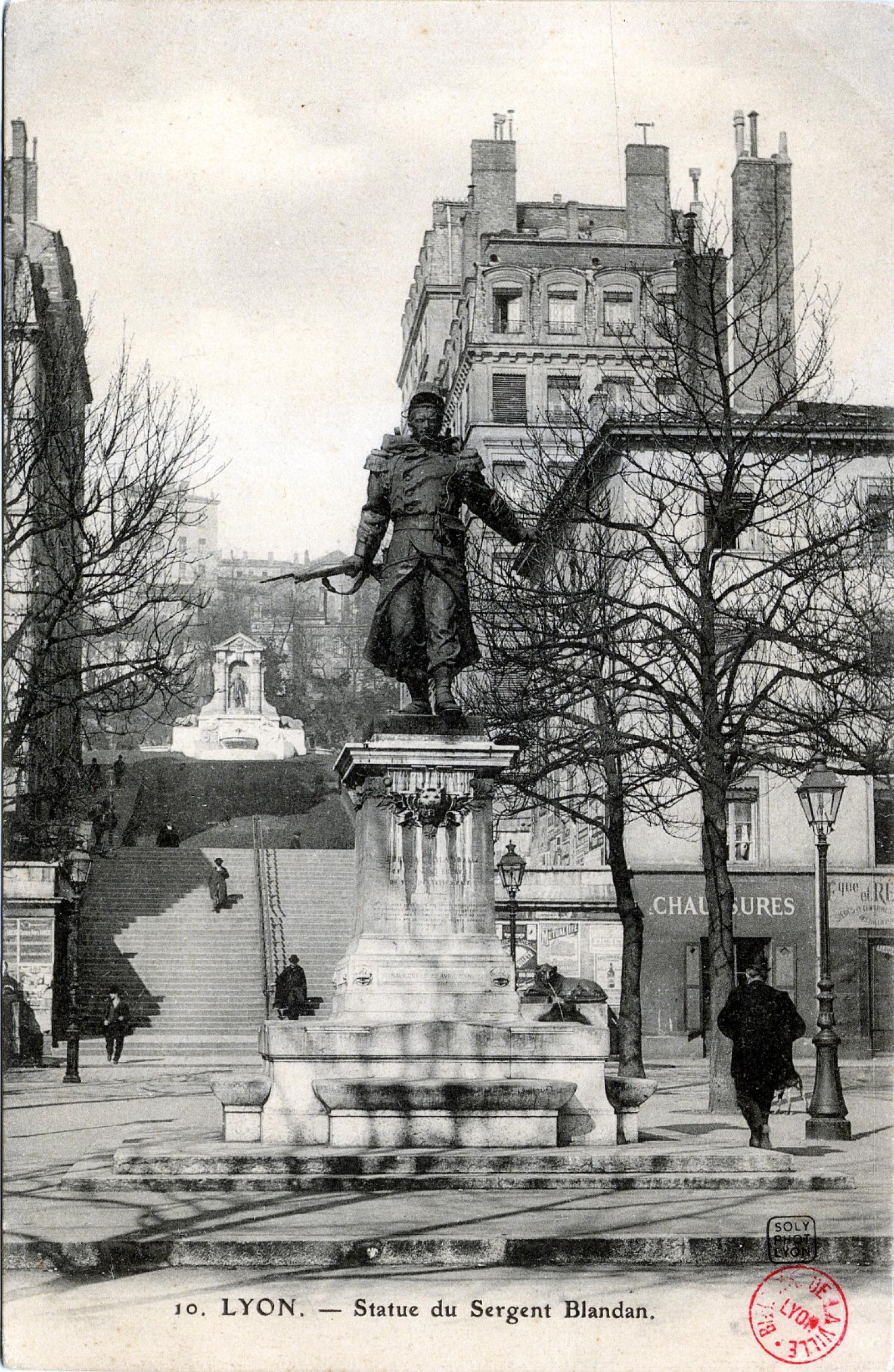 Lyon : Statue du Sergent Blandan.