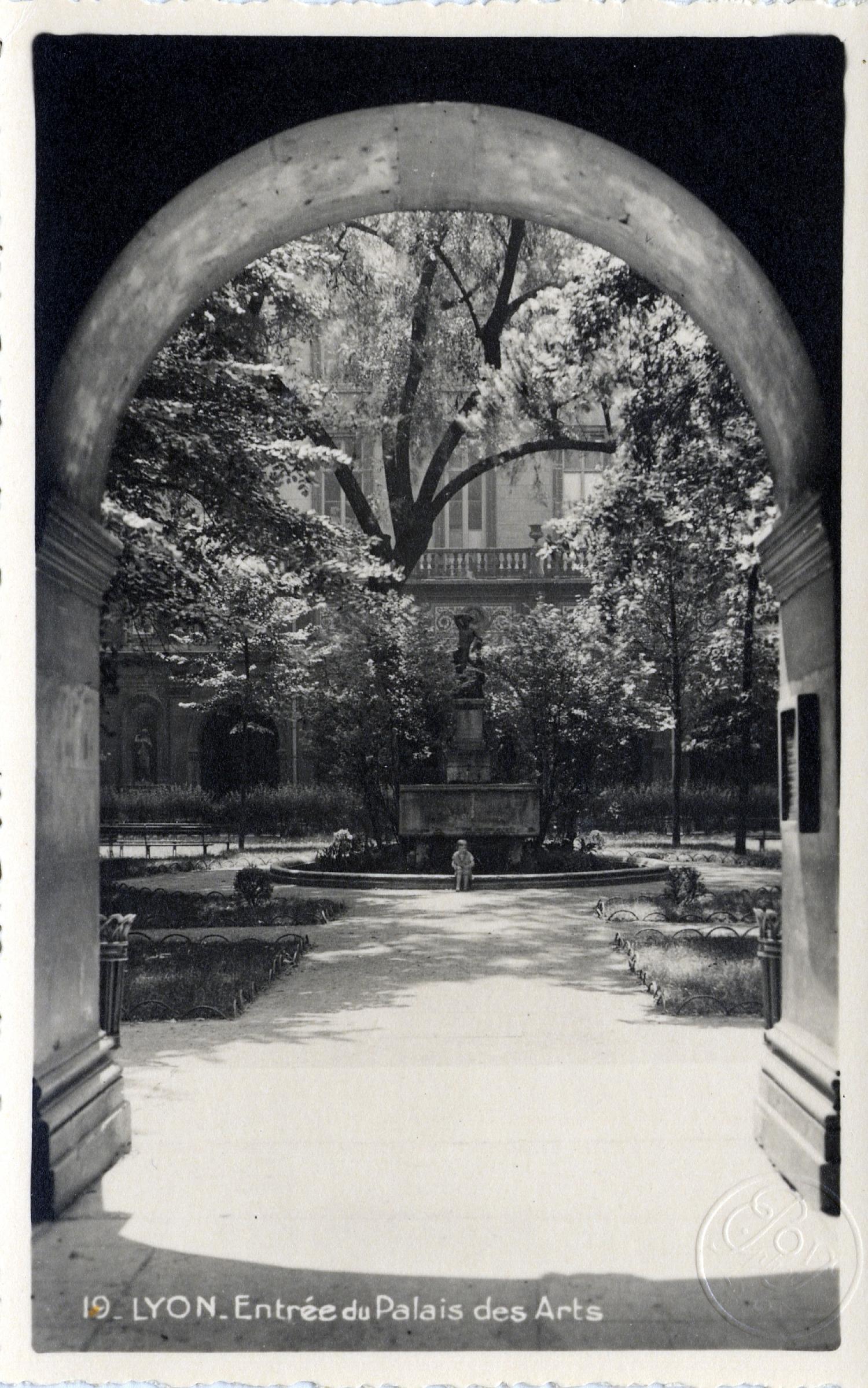 Lyon. - Entrée du Palais des Arts