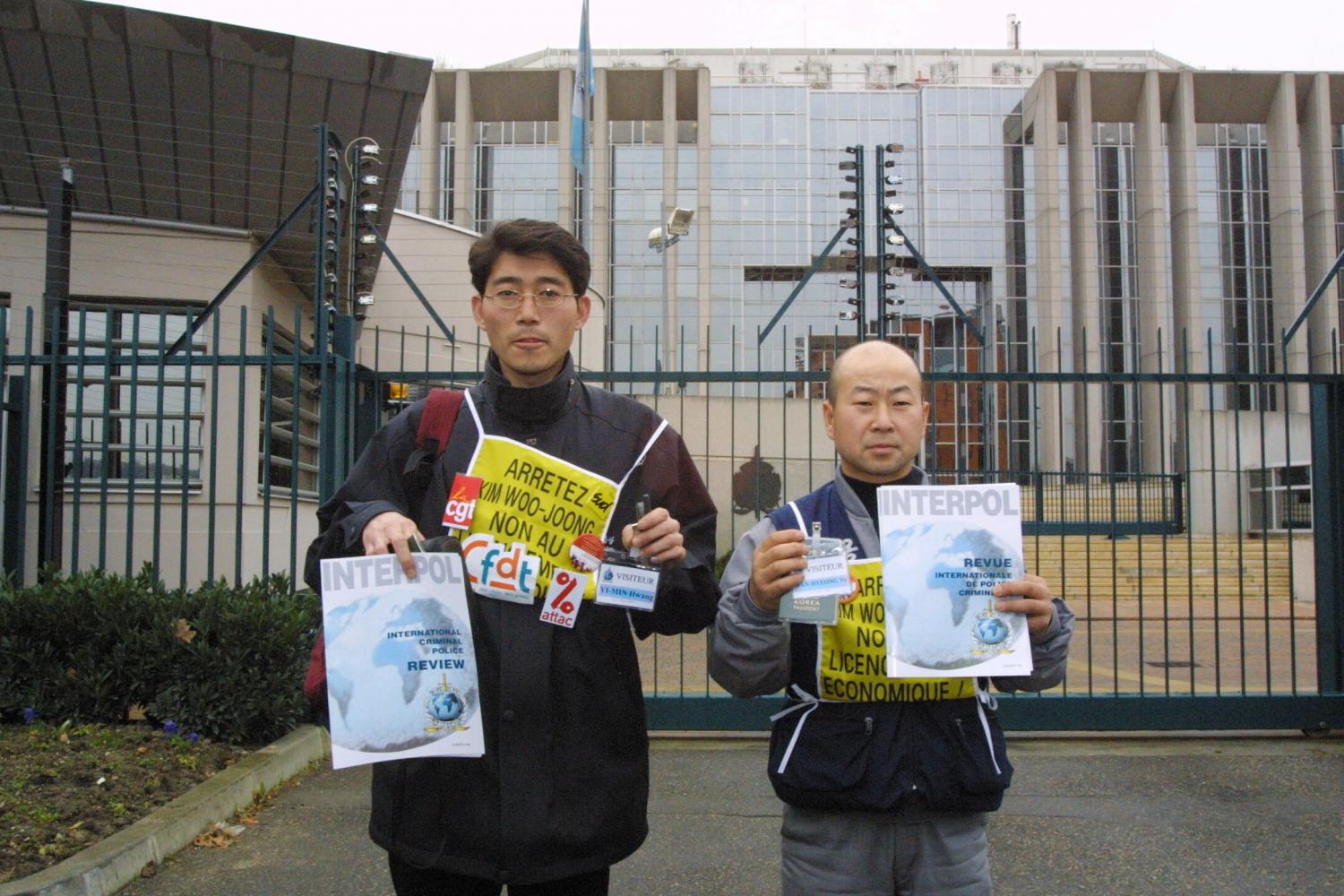 [Manifestation des employés coréens de Daewoo devant le siège d'Interpol]