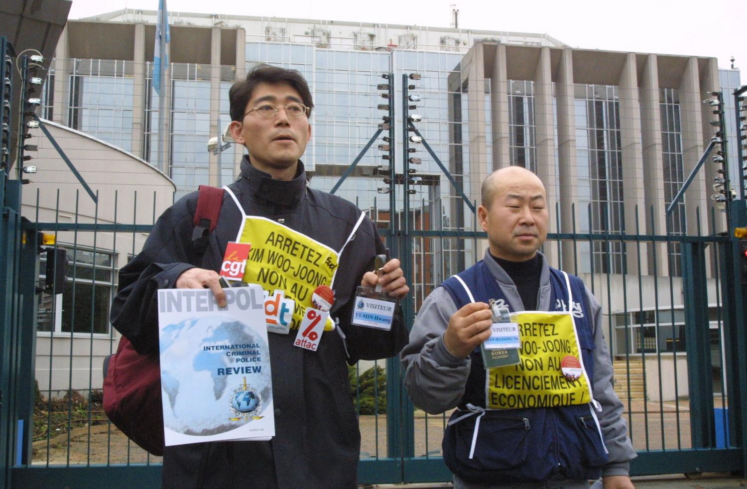 [Manifestation des employés coréens de Daewoo devant le siège d'Interpol]