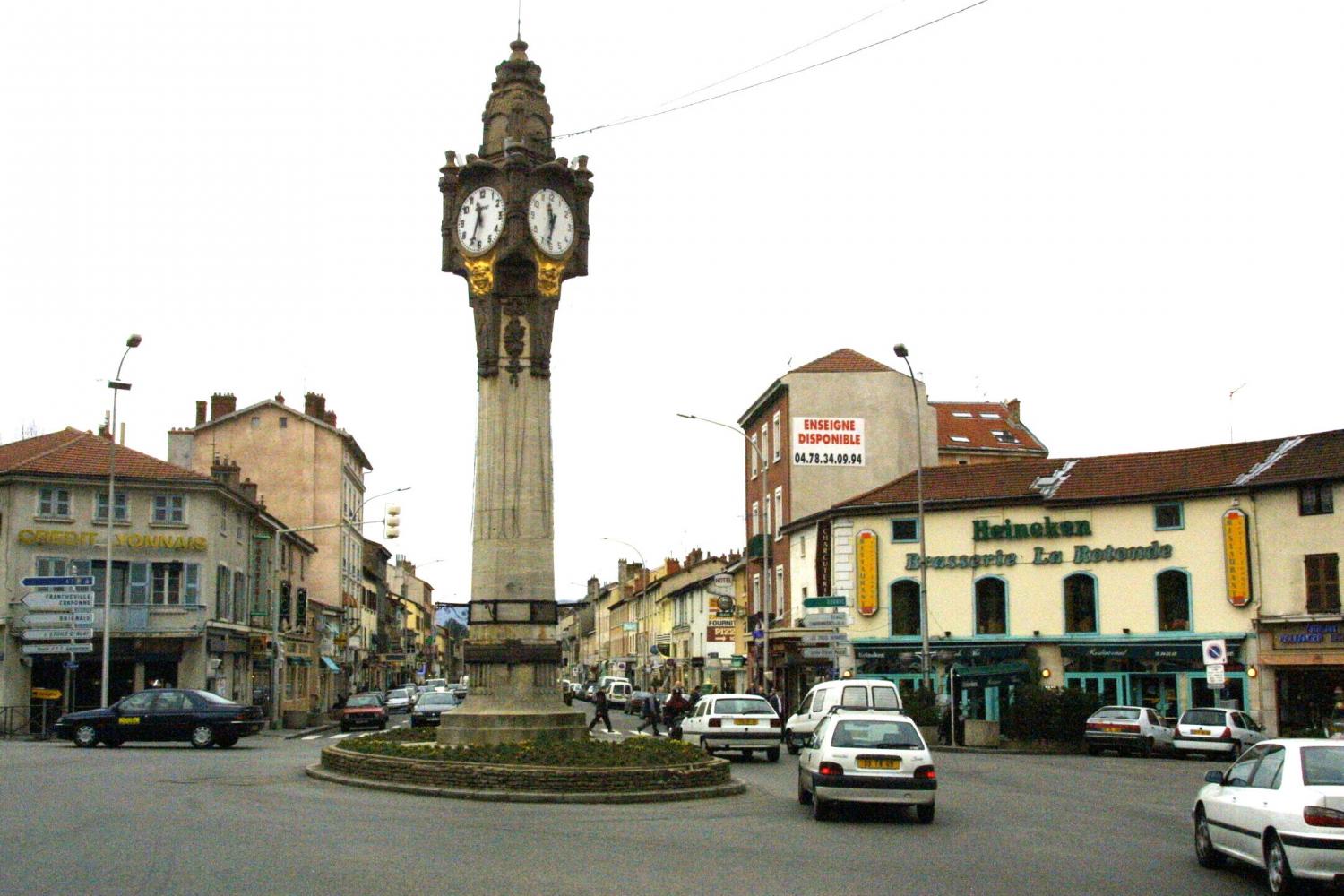 [La place Pierre-Vauboin ou place de l'Horloge à Tassin-la-Demi-Lune]