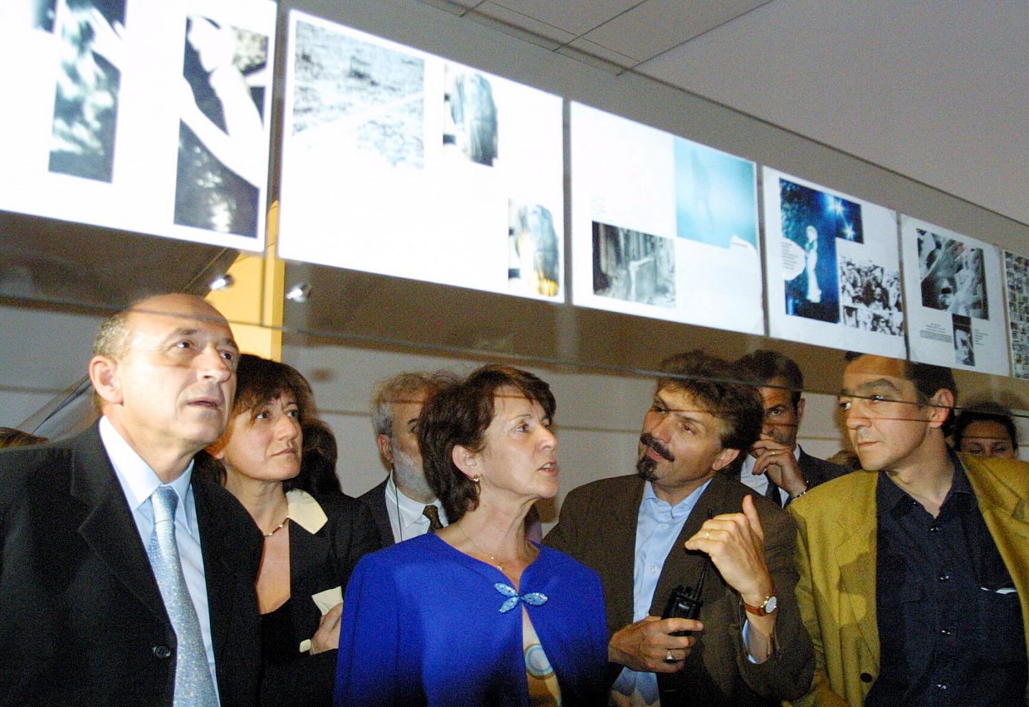 [6e Biennale d'art contemporain de Lyon (2001). Inauguration par Catherine Tasca, ministre de la Culture]