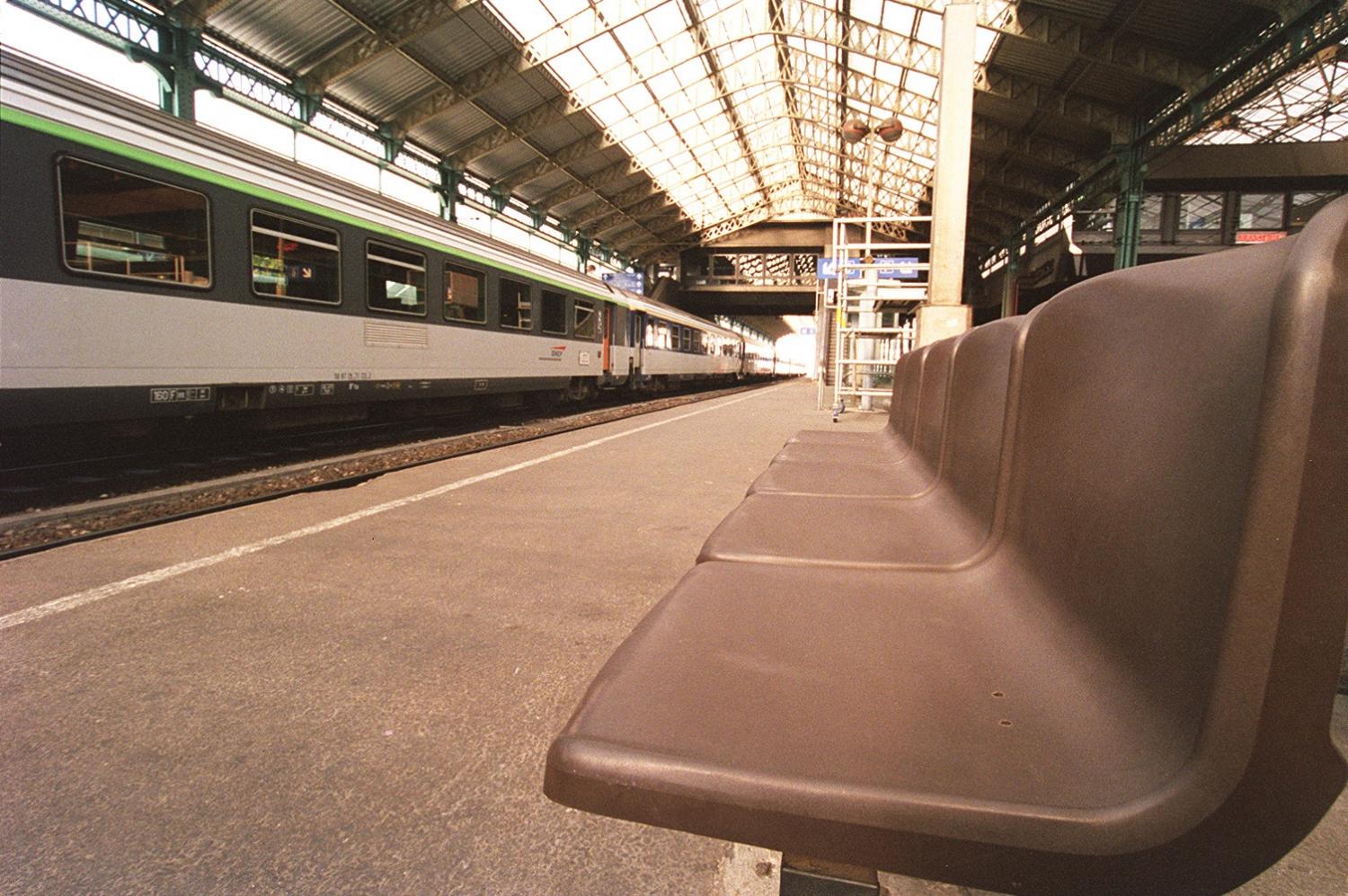 [Quais de la gare de Perrache lors d'une grève de la SNCF]