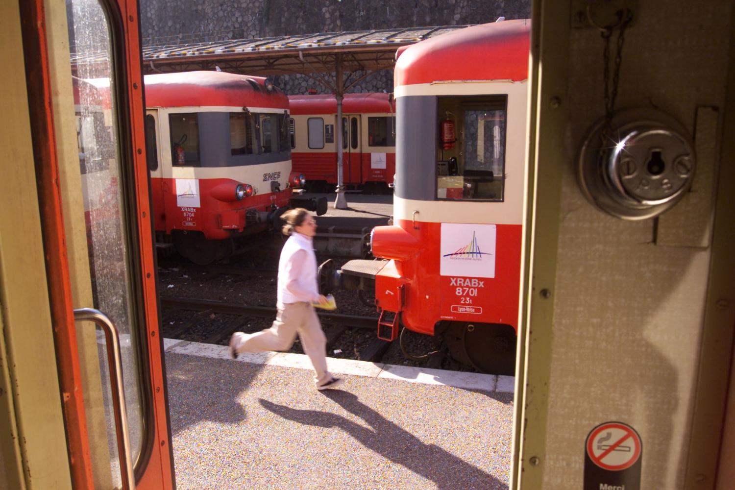 [Trains Express Régionaux en gare de Lyon-Saint-Paul]