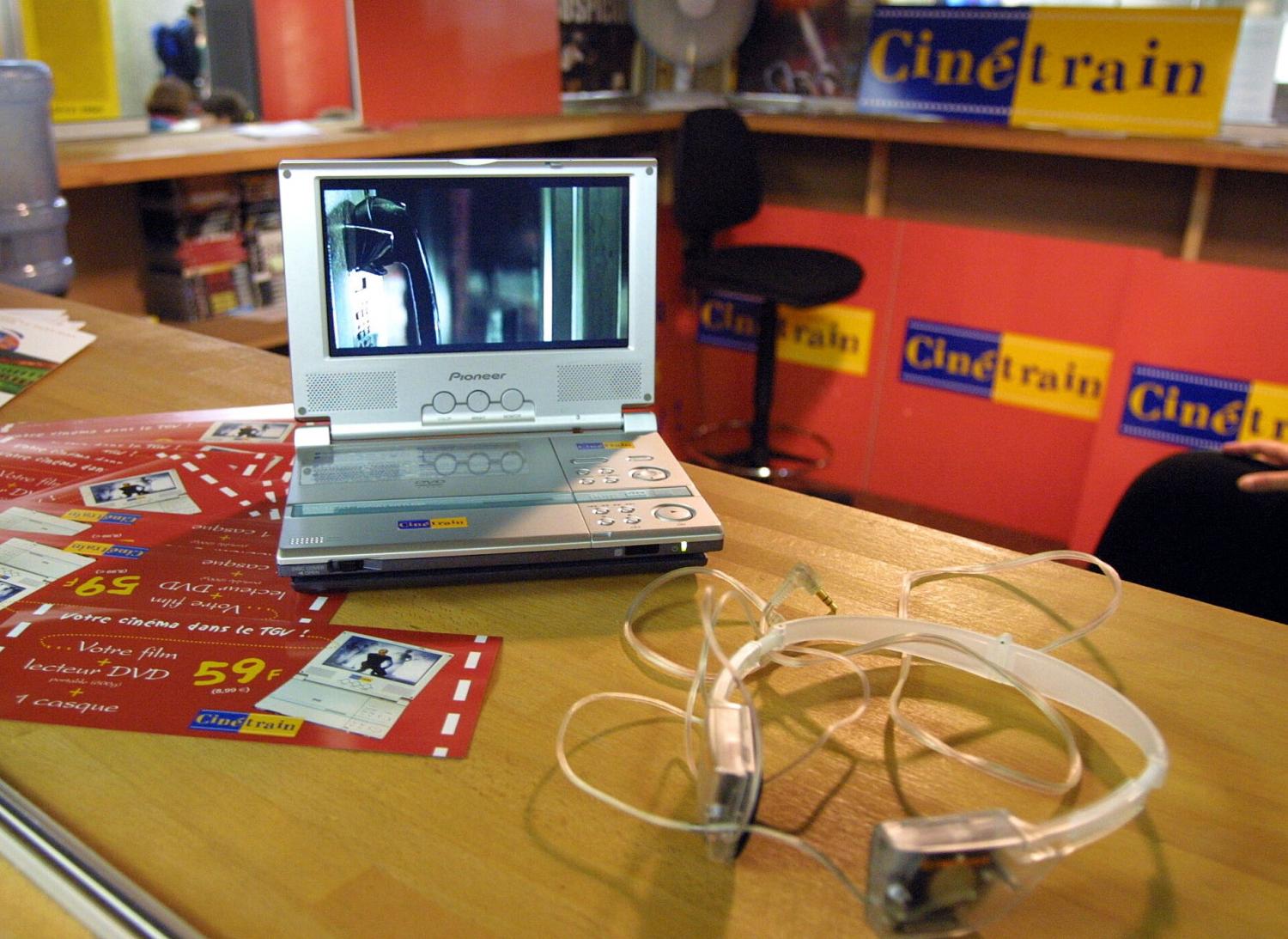 [Dispositif "Cinétrain" : kiosque de location de DVD en gare de Lyon-Part-Dieu]