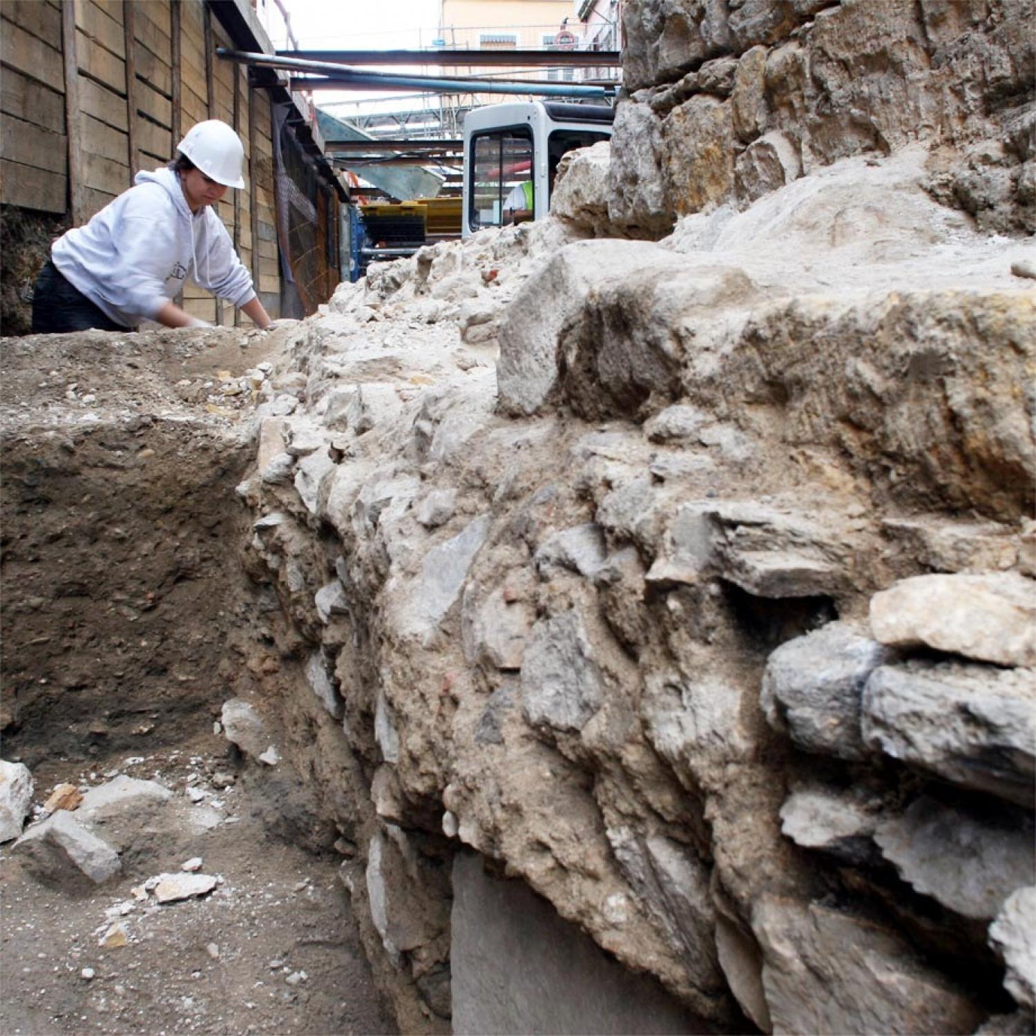 [Fouilles du quartier Saint-Jean : vestiges de l'enceinte du grand cloître]