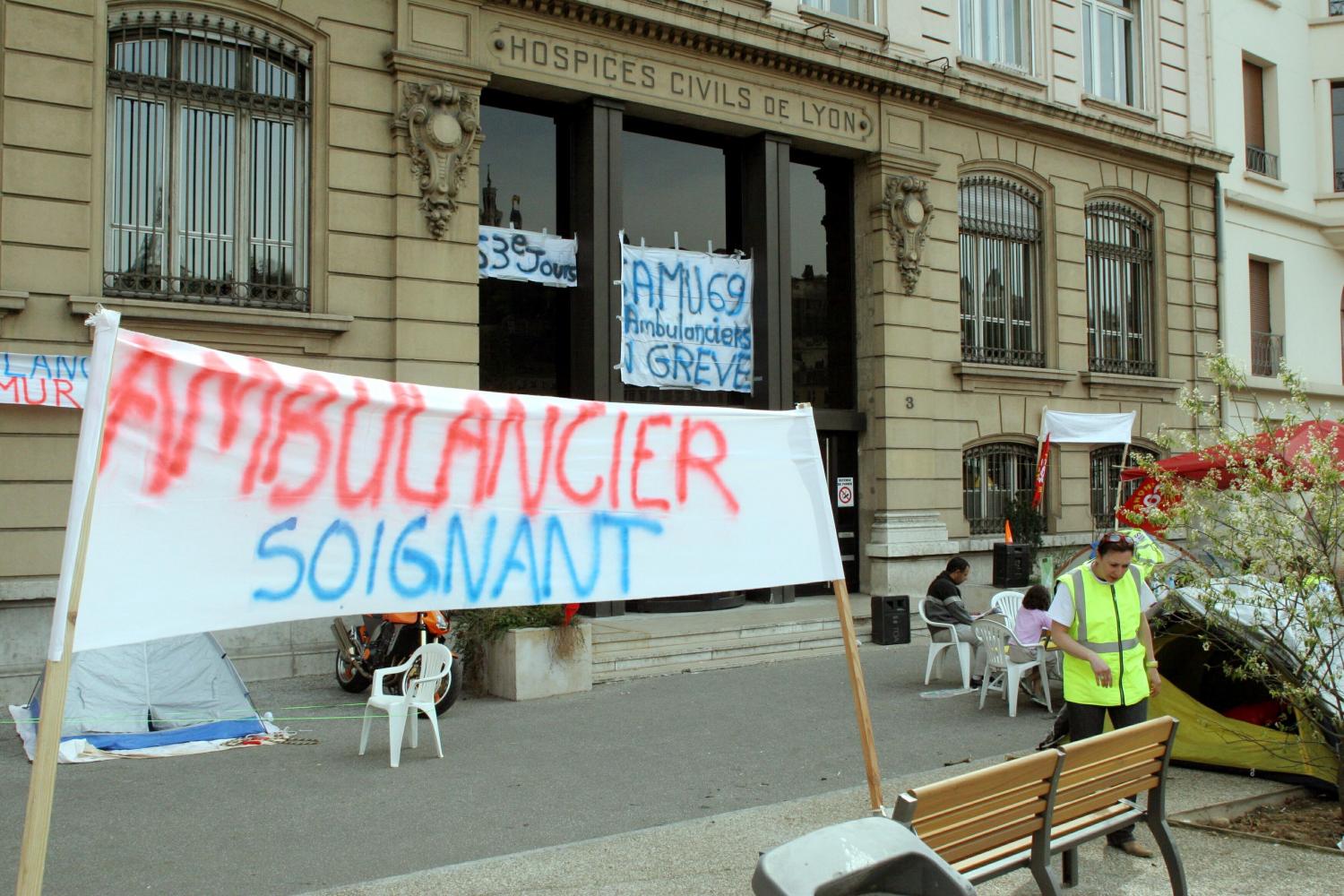 [Sit-in des ambulanciers du SMUR aux Hospices civils de Lyon]