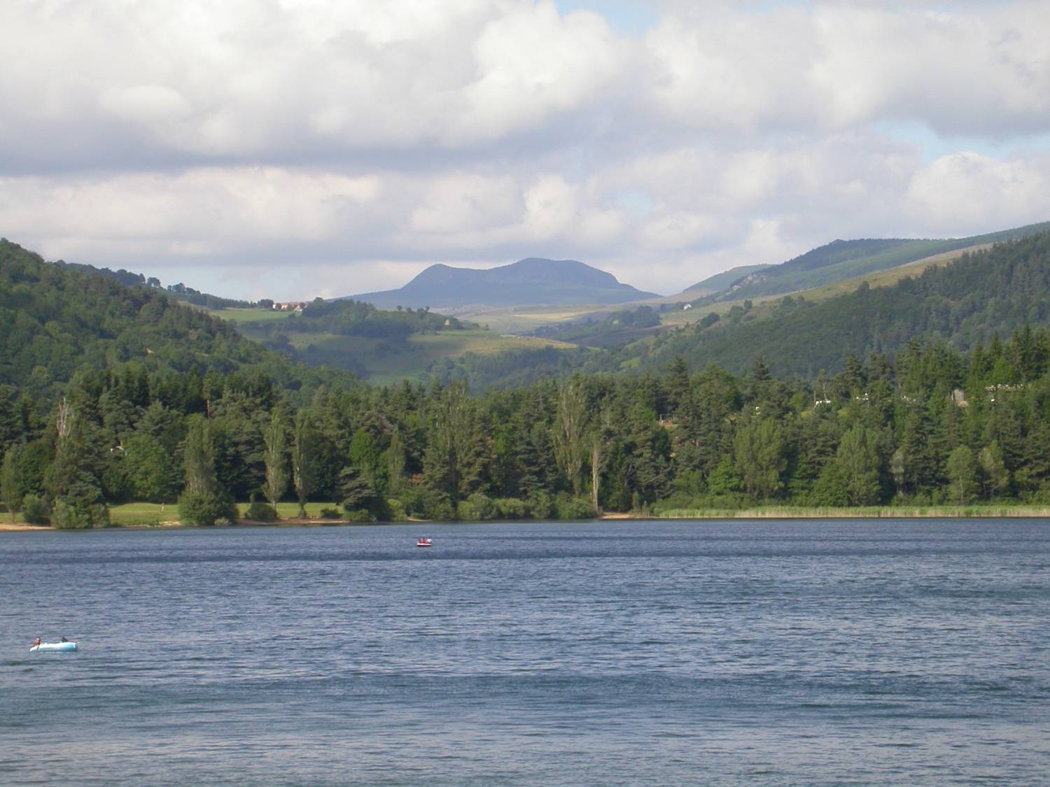 Lac d'Issarlès. Le mont Mézenc en arrière plan.