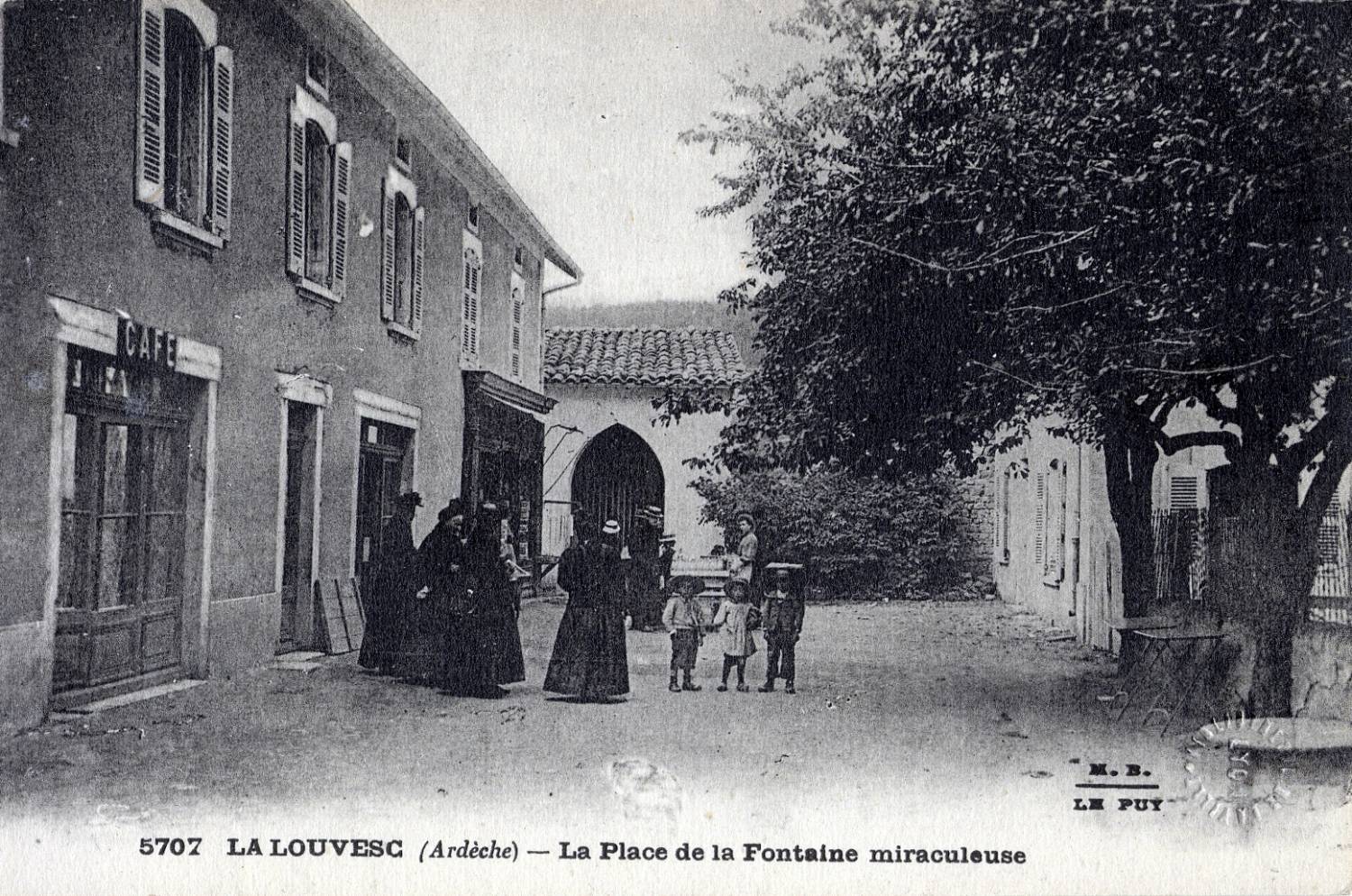 La Louvesc (Ardèche): La place de la Fontaine miraculeuse.