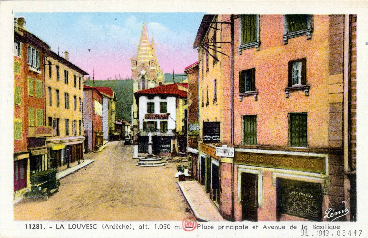 La Louvesc (Ardèche), alt. 1050 m. : Place principale et avenue de la Basilique.