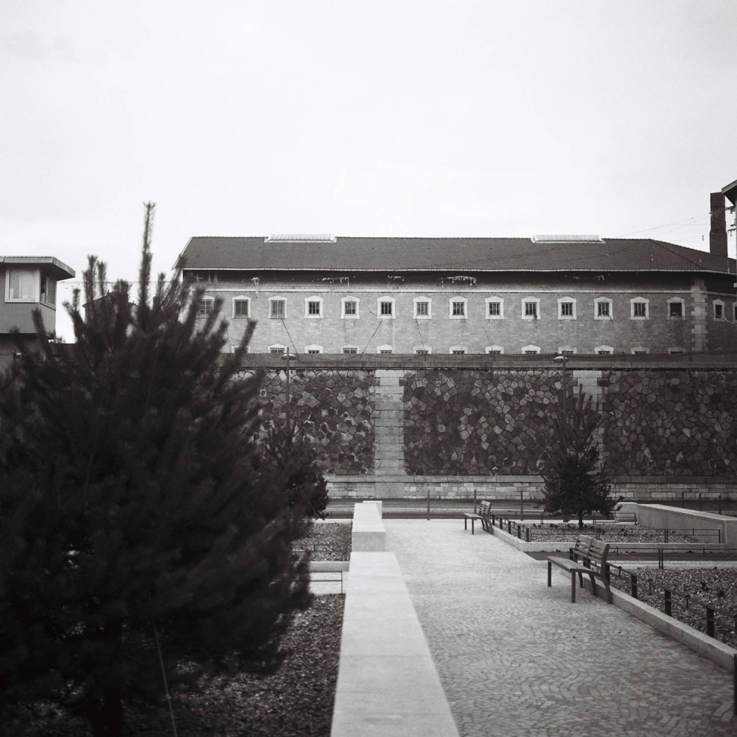 La prison vue des jardins extérieurs