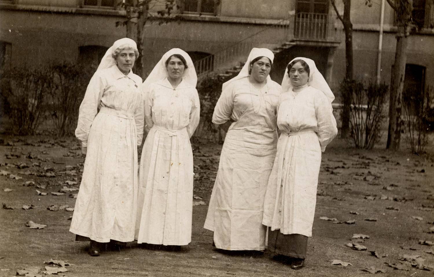 [Groupe d'infirmières à l'Hôpital militaire no. 5 bis, pendant la Guerre de 1914-1918]