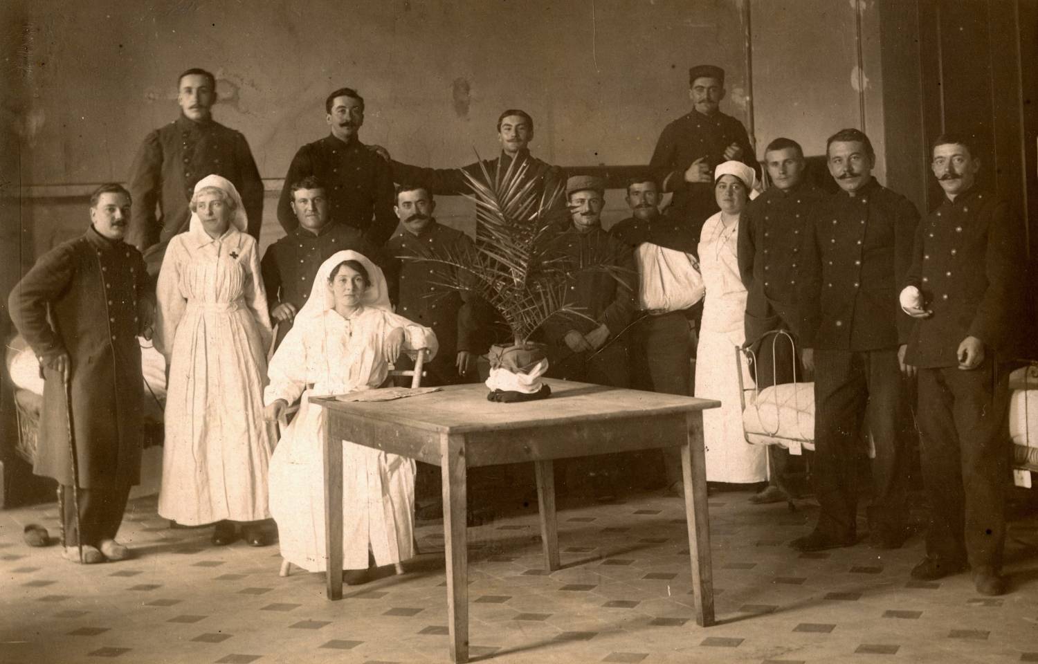 [Groupe d'infirmières à l'Hôpital militaire temporaire no. 5 bis, pendant la Guerre de 1914-1918]