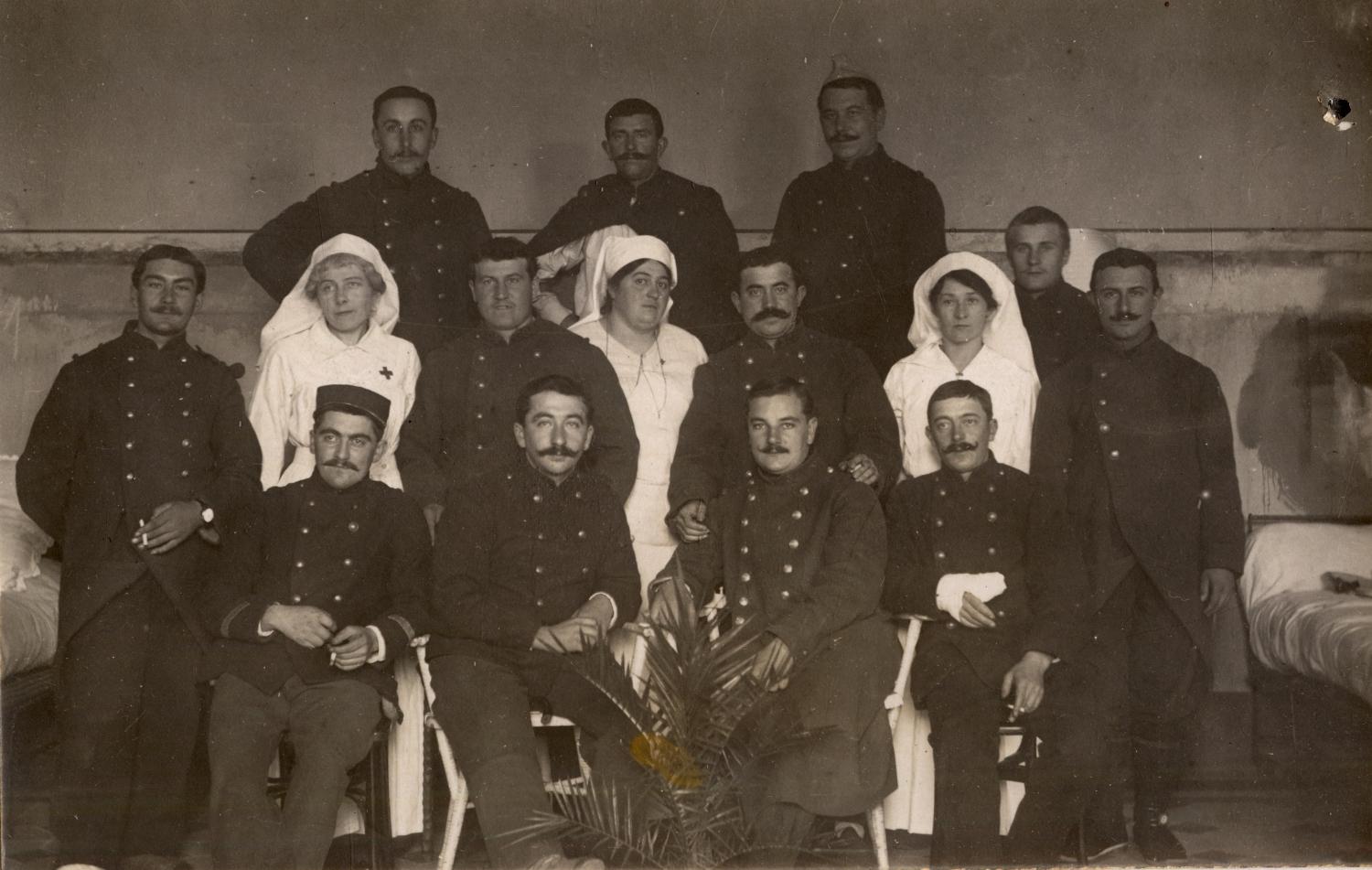 [Groupe d'infirmières et de militaires pendant la Guerre de 1914-1918, à l'hôpital militaire no. 5 bis à Lyon]