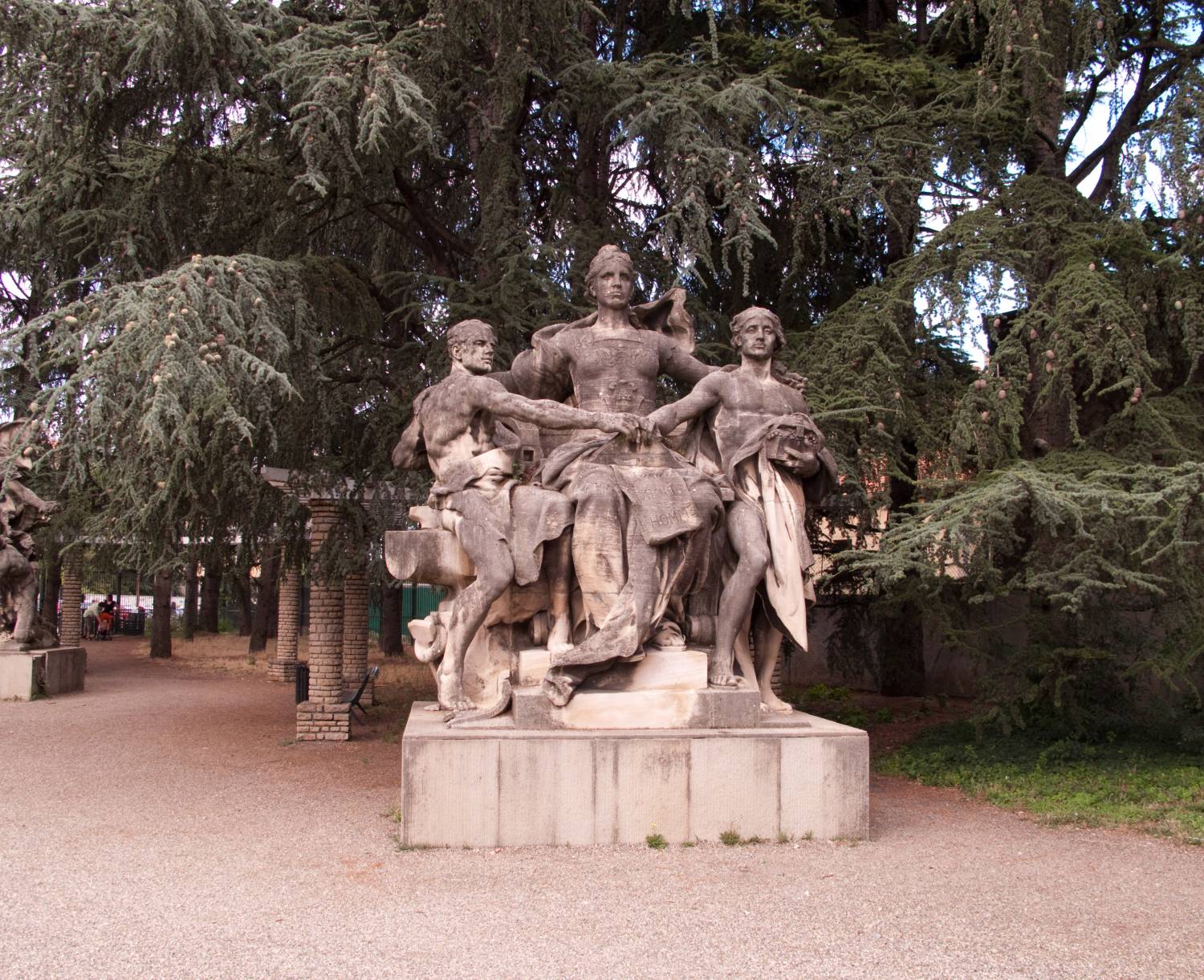 Le square Georges-Bazin : statue allégorique