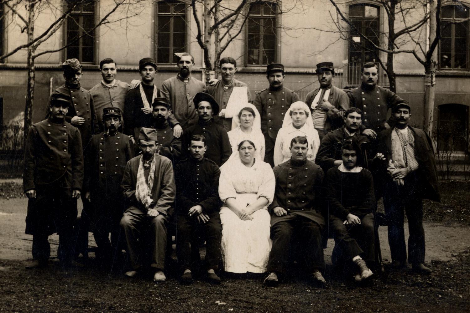 [Groupe d'infirmières et de militaires pendant la Guerre de 1914-1918, à l'hôpital militaire no. 5 bis à Lyon]