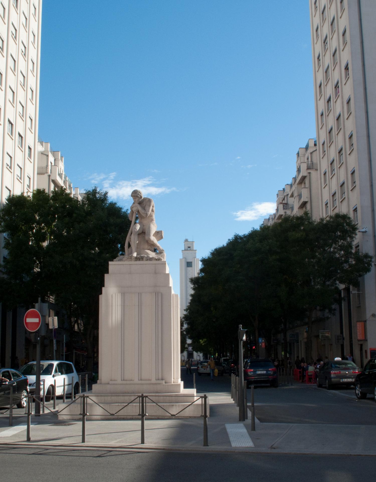 La statue "Le Répit" sur le carrefour avenue Henri-Barbusse - cours Emile-Zola