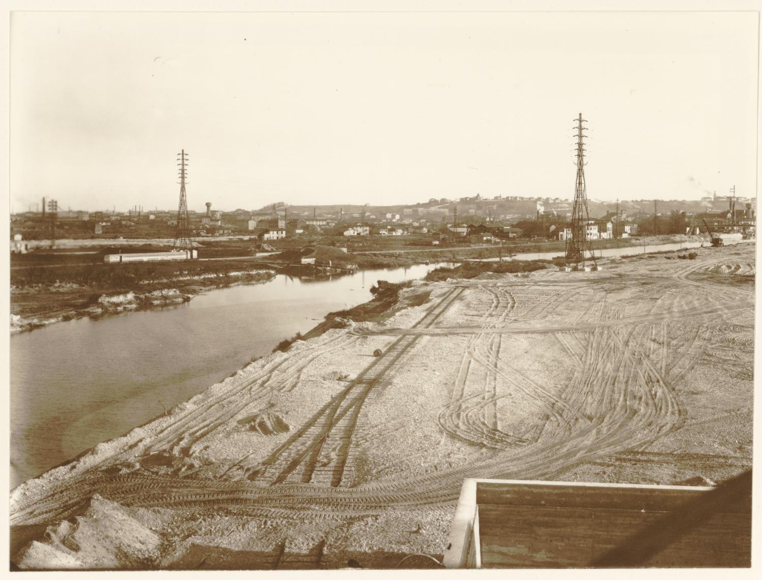 [A Gerland, construction du port Edouard Herriot avant 1939]